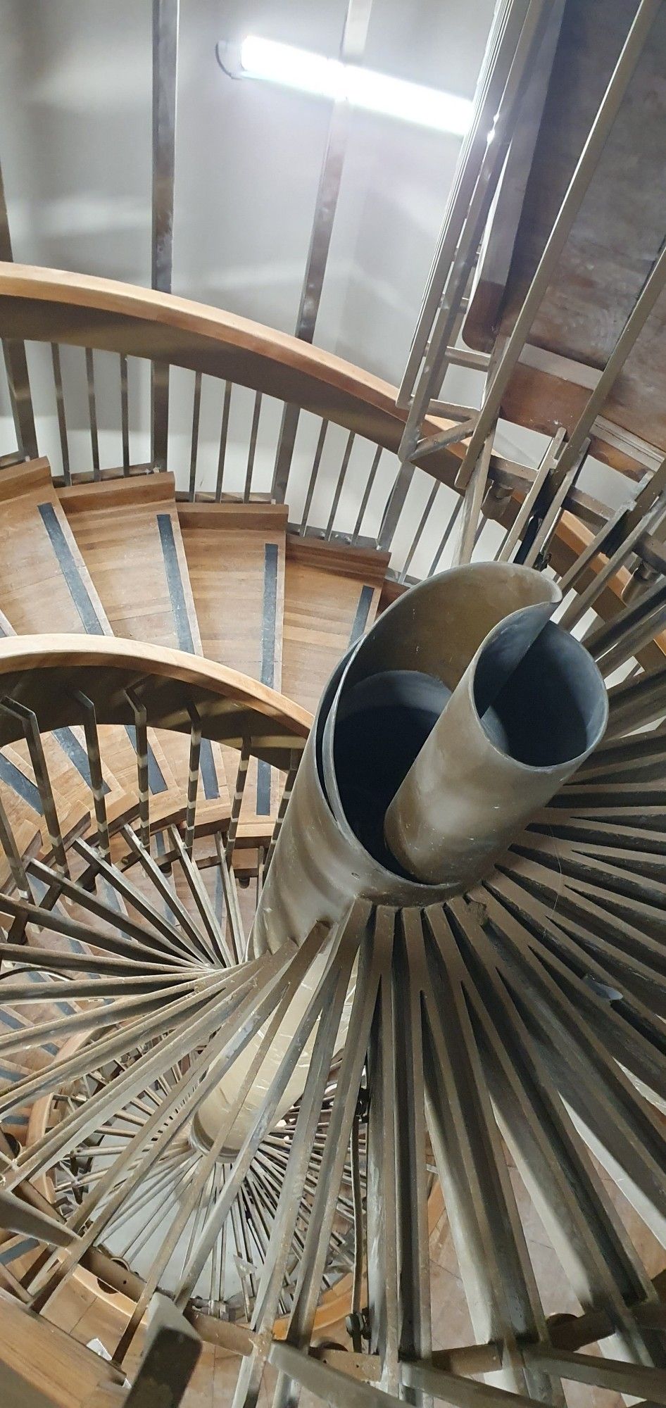 Escalier en colimaçon ajouré, vu en plongée. Grand Palais, Paris, France