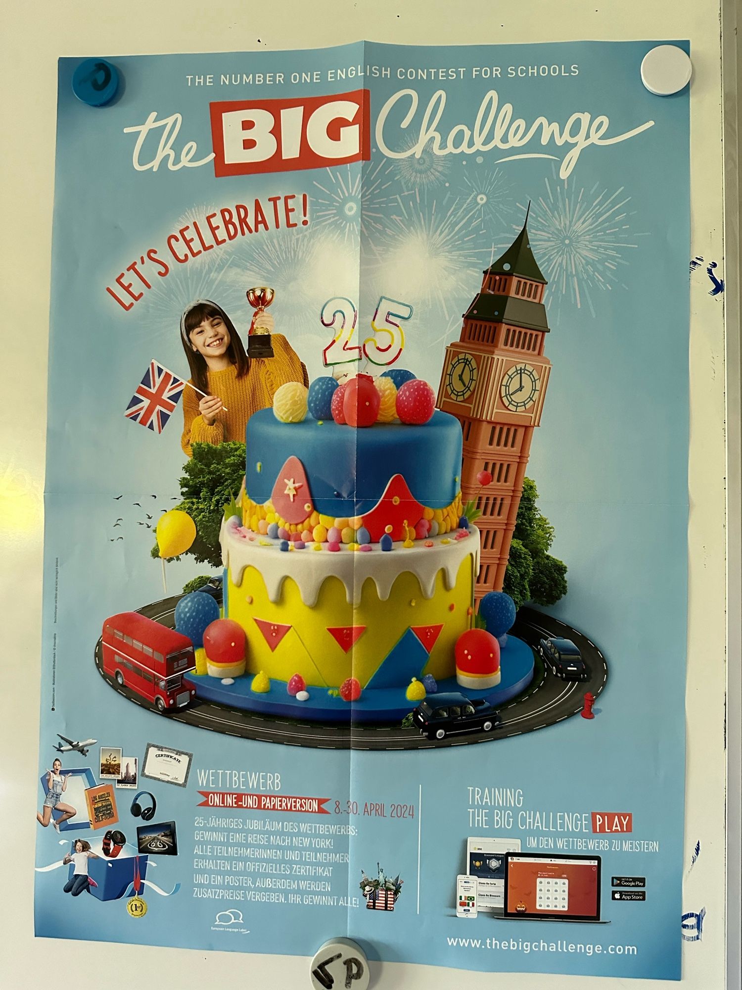 Poster von The BiG Challenge mit bunter Torte und Big Ben auf hellblauem Hintergrund.