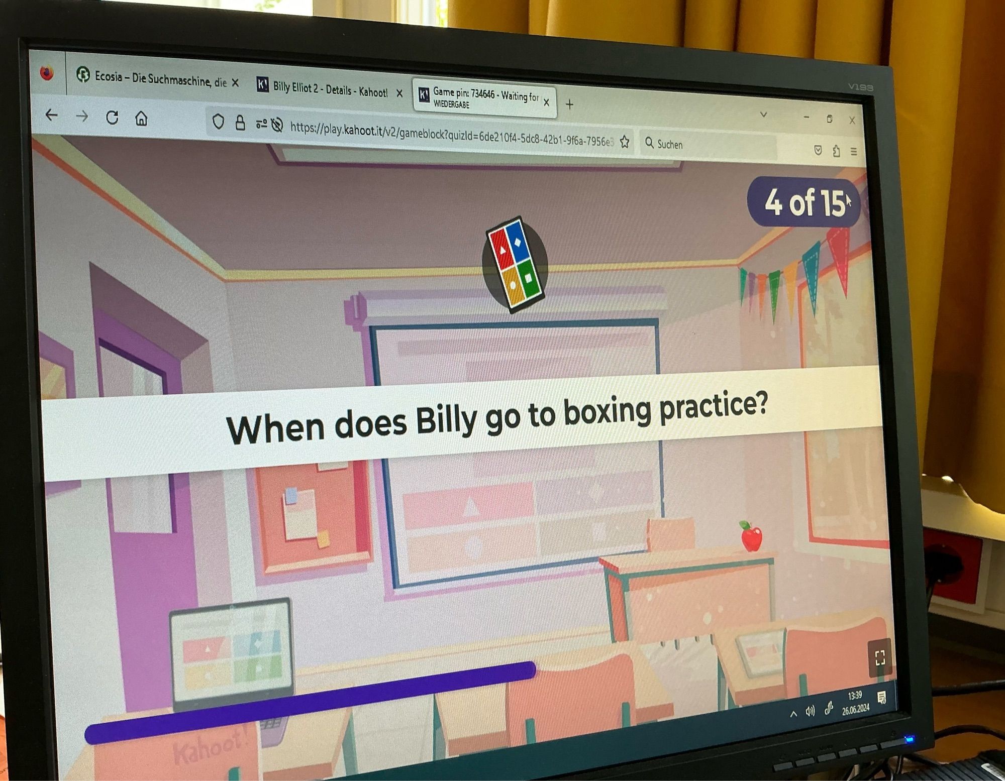 Computermonitor mit der Frage „When does Billy go to boxing practice?“, im Hintergrund ein Stück gelber Vorhang.