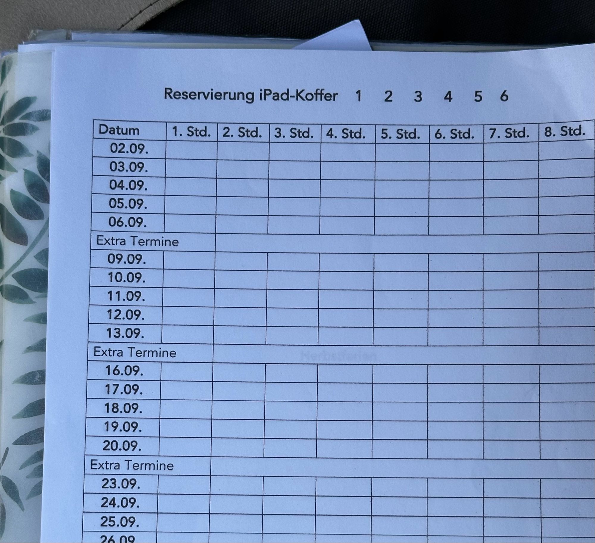 Word-Tabelle mit Datum und 1. - 8. Stunde.