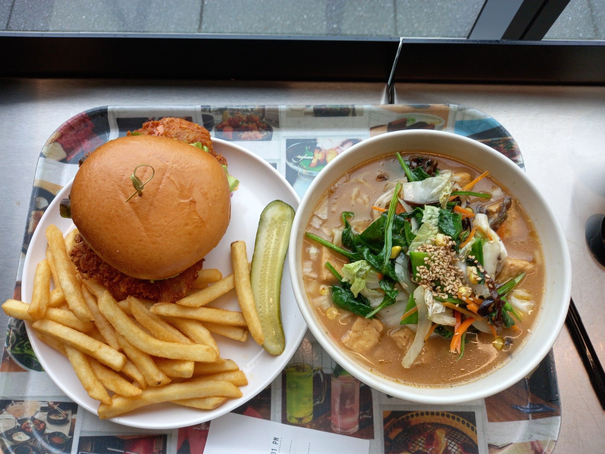 Hähnchenburger mit Pommes, Tofuramen - chicken sandwich with fries, tofu ramen