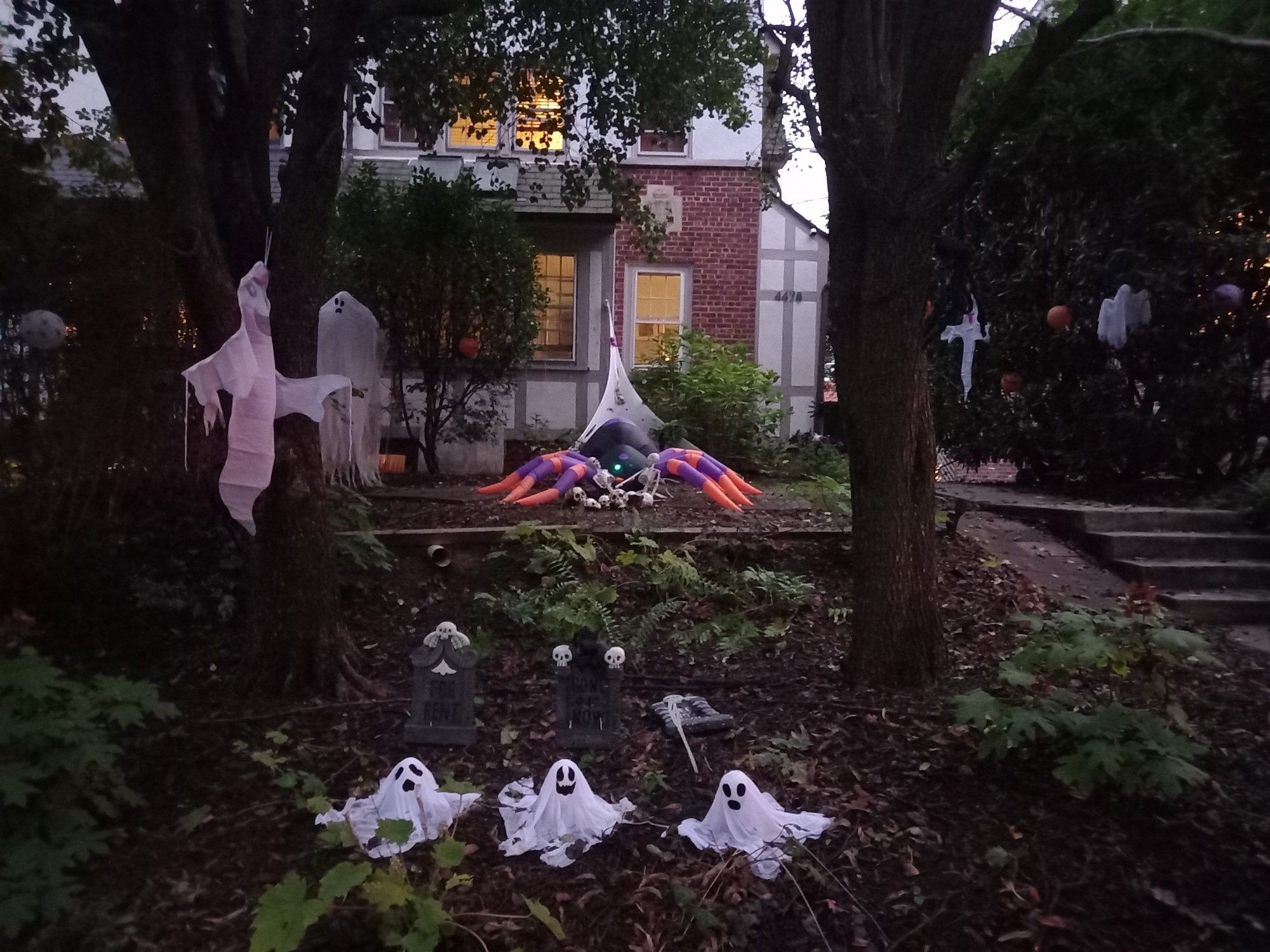 Gruselig geschmückter Vorgarten - spooky arrangements in front yard