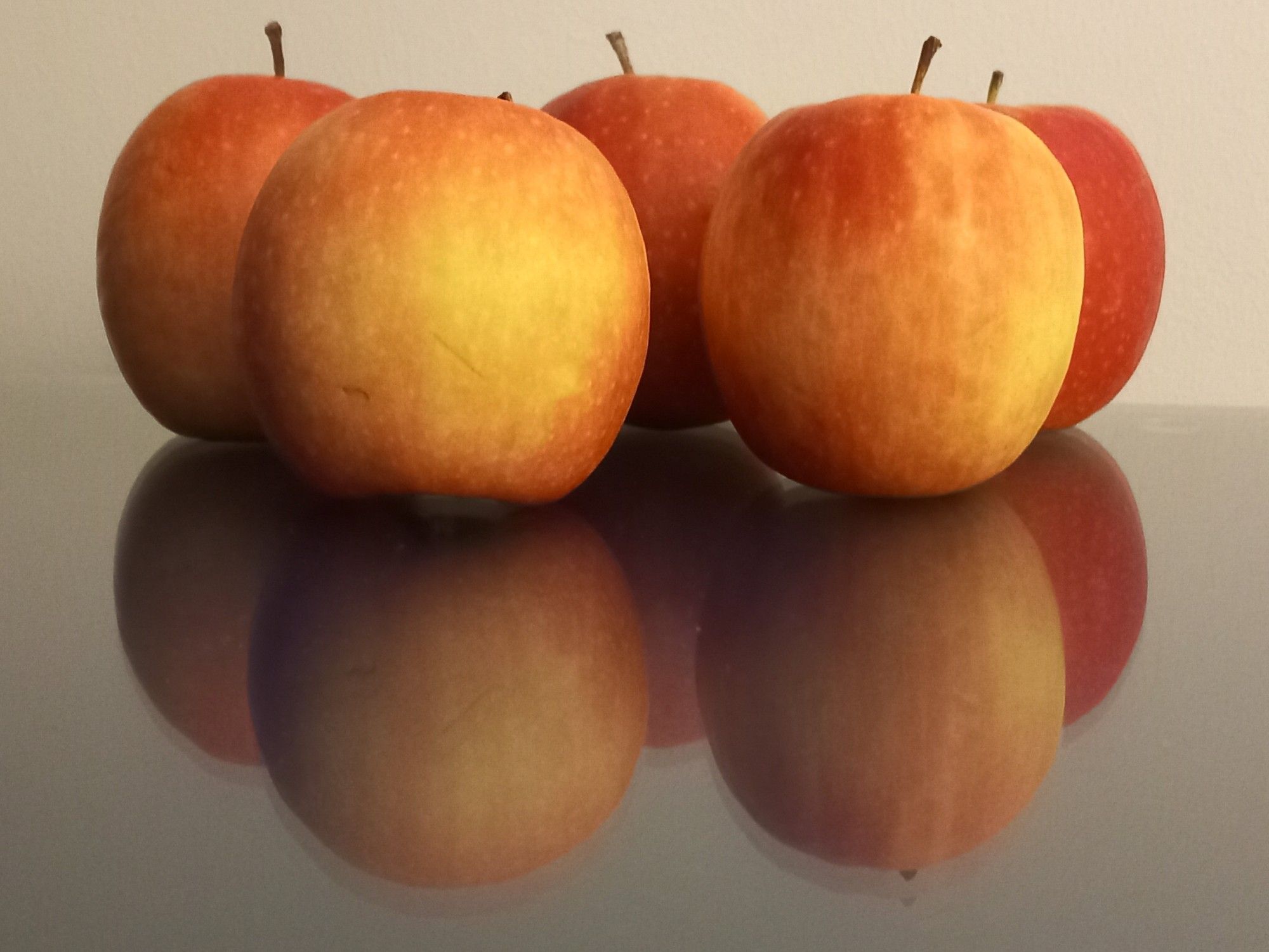 Fünf rotgelbe Äpfel auf Glas mit Spiegelbild - five red and yellow apples on glas with mirror Image