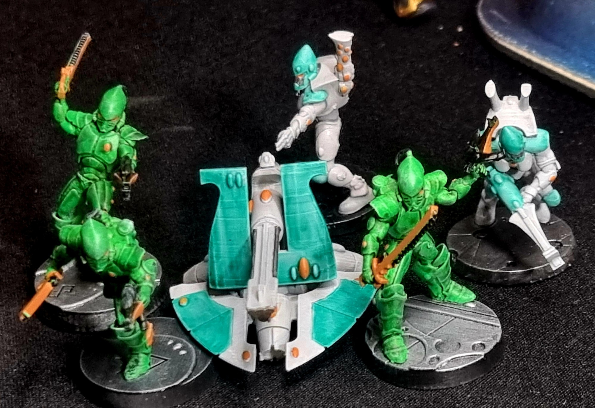 Eldar Guardians with a weapon platform, backing up some Striking Scorpions