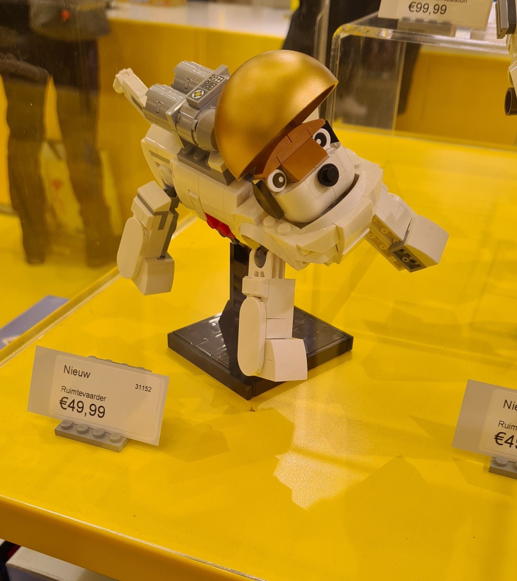 Een LEGO hond kn ruimtepak. Te zien in de LEGO store in Utrecht.