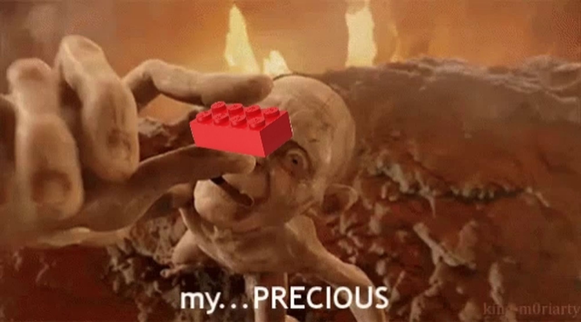 Gollum uit de Lord of The Rings die een rode 2x4 LEGO steen vast houdt en zegt "My Precious"