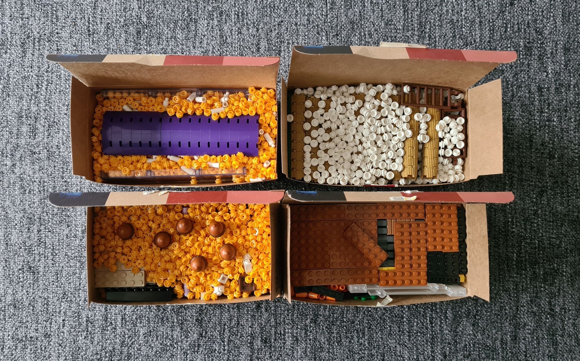 Een foto van de bovenkant van 4 pick a brick dozen vol met verschillende LEGO steentjes