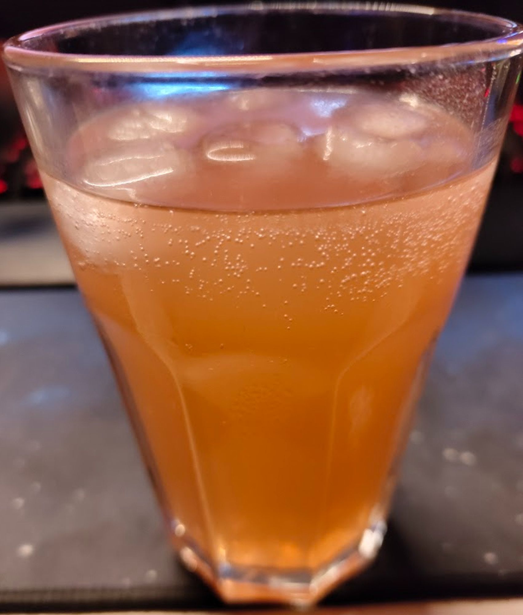 Malfy Con Arancia + Thomas Henry Pink Grapefruit in einem großen Glas.