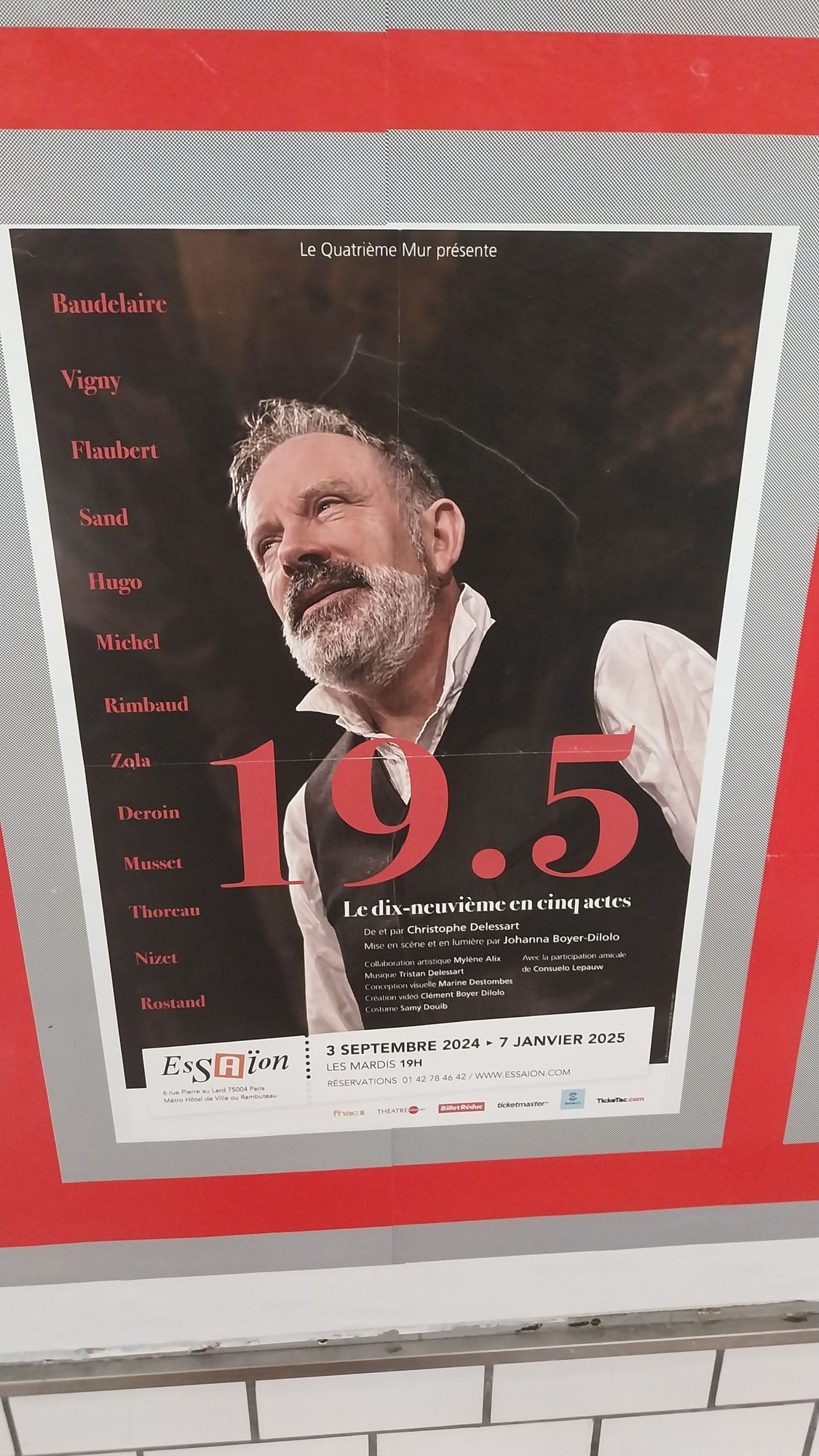 Affiche du spectacle de théâtre 19.5, jouée à Paris, prise dans le métro parisien