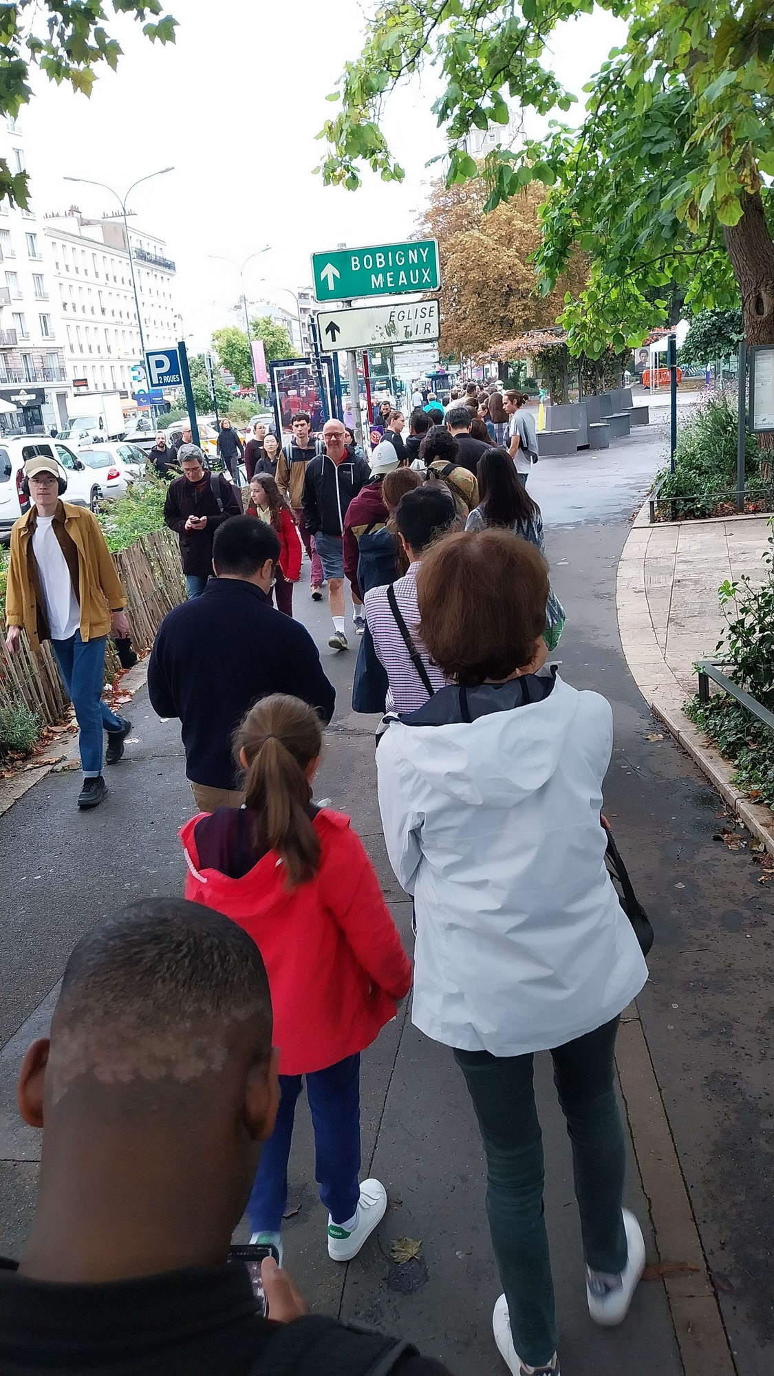 Des gens attendent pour entrer à la braderie des JO de Paris qui a lieu à Pantin