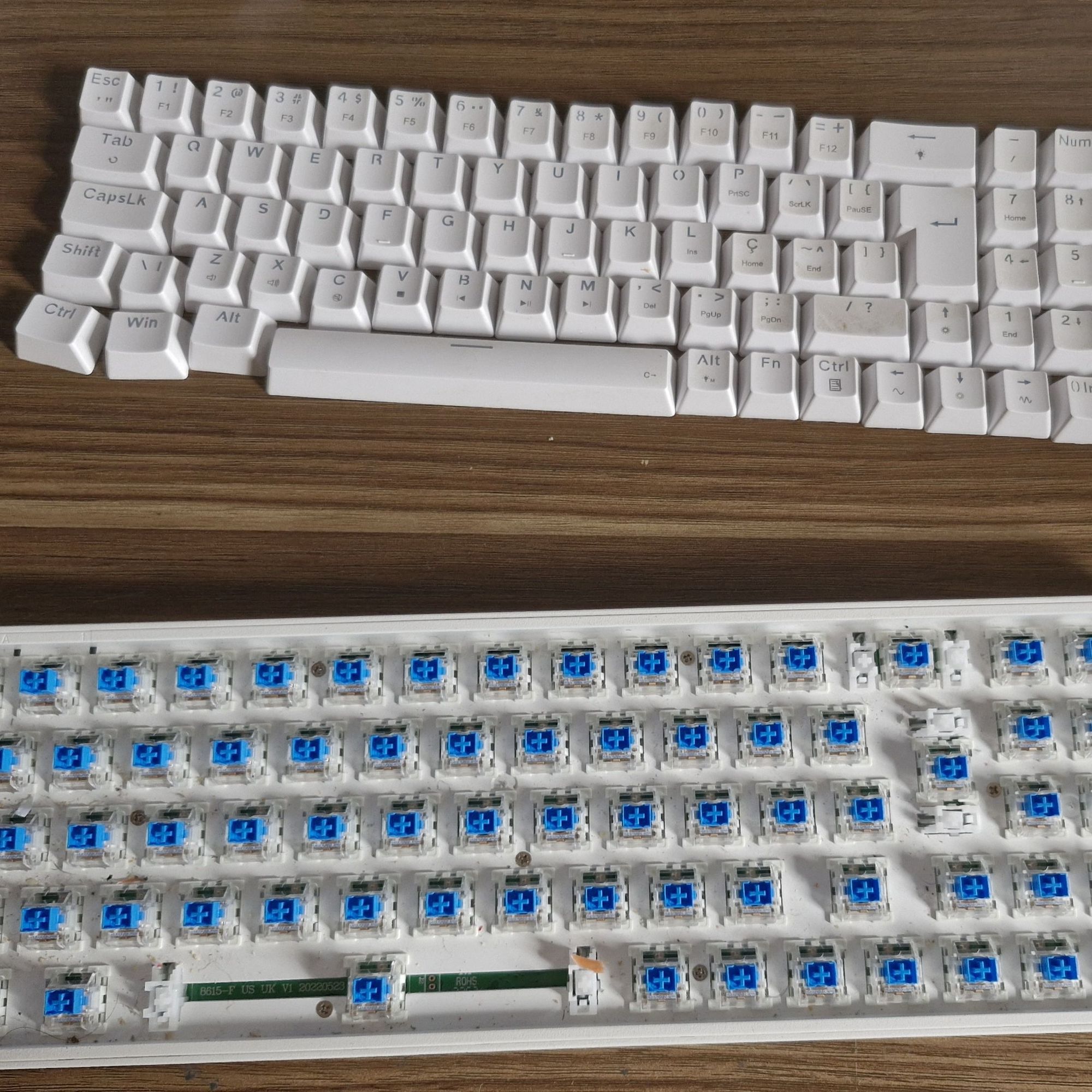 Teclado mecanico branco, sujo, semi desmontado