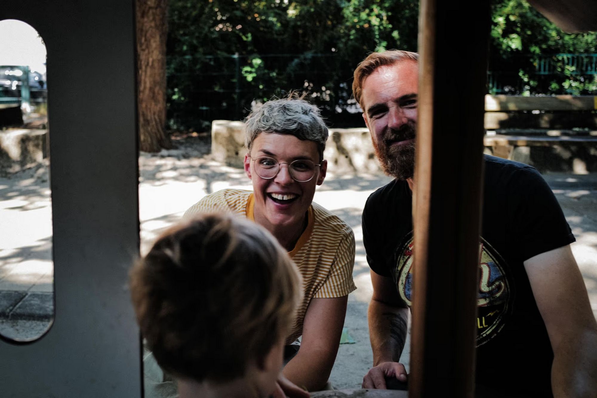 Vater und Mutter auf einem Spielplatz