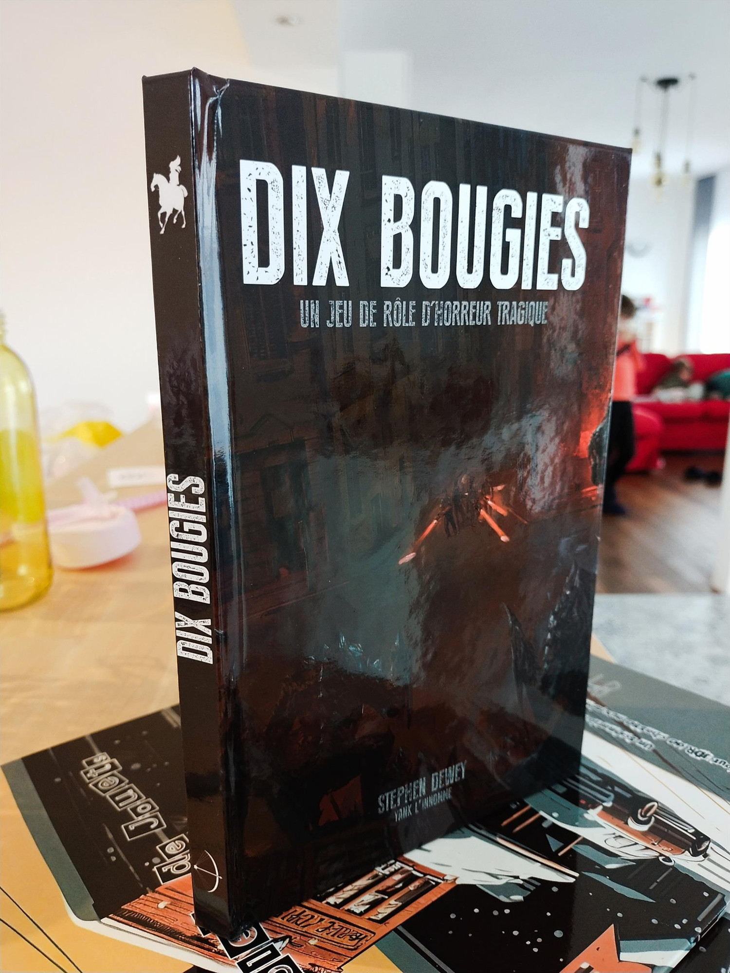 Couverture et tranche de mon exemplaire physique de Dix bougies (ma traduction personnelle de Ten Candles)