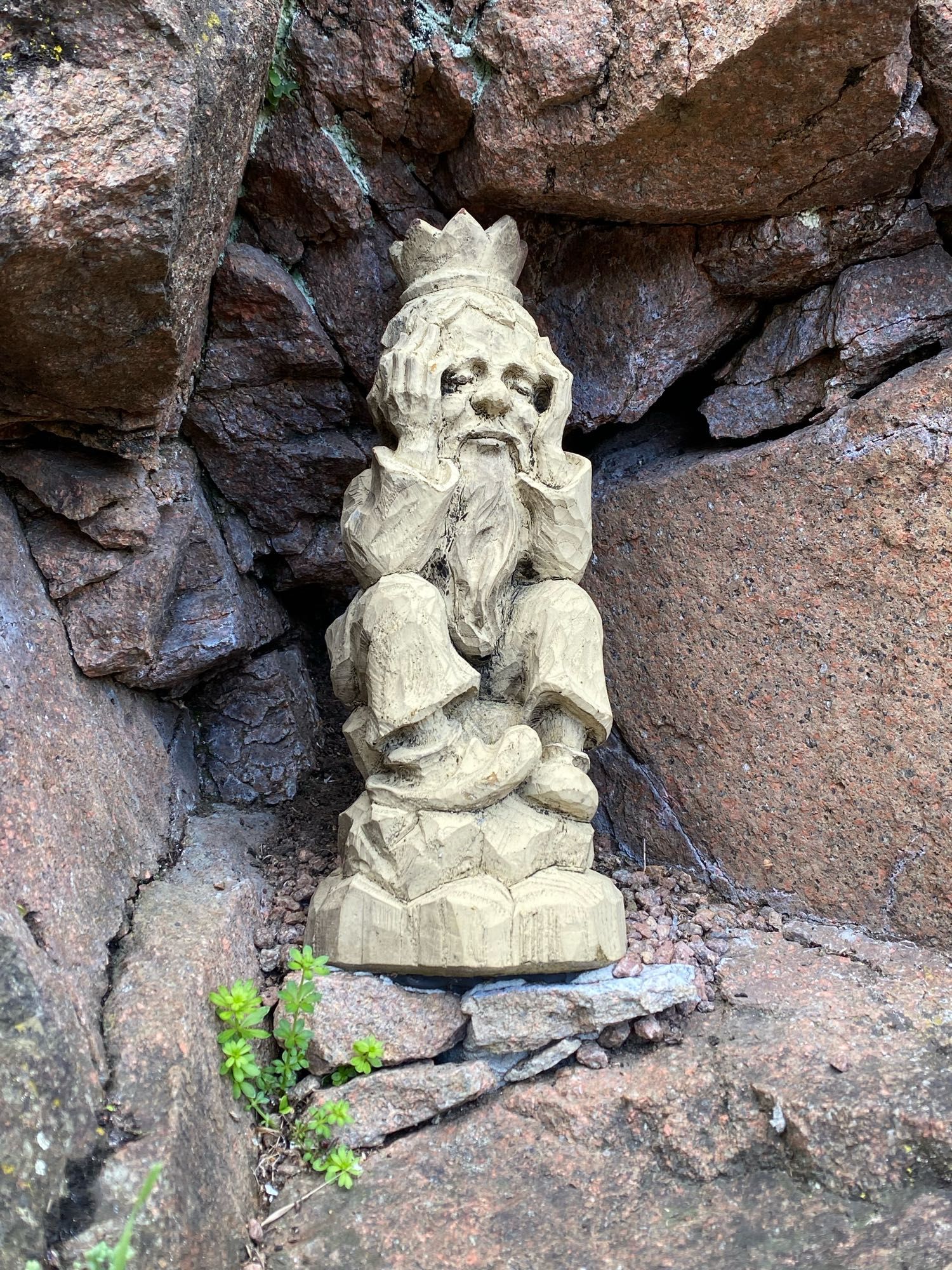 Kleine Steinfigur in einer Felsennische. Messner Mountain Museum, Firmian bei Bozen.