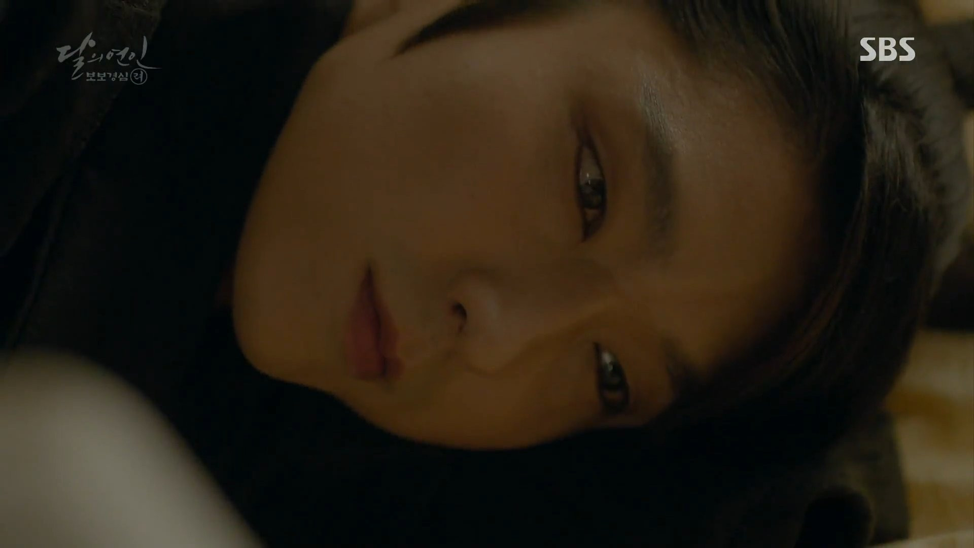 A screenshot from the drama Scarlet Heart Ryeo. Wang So looks at an asleep Hae Soo.