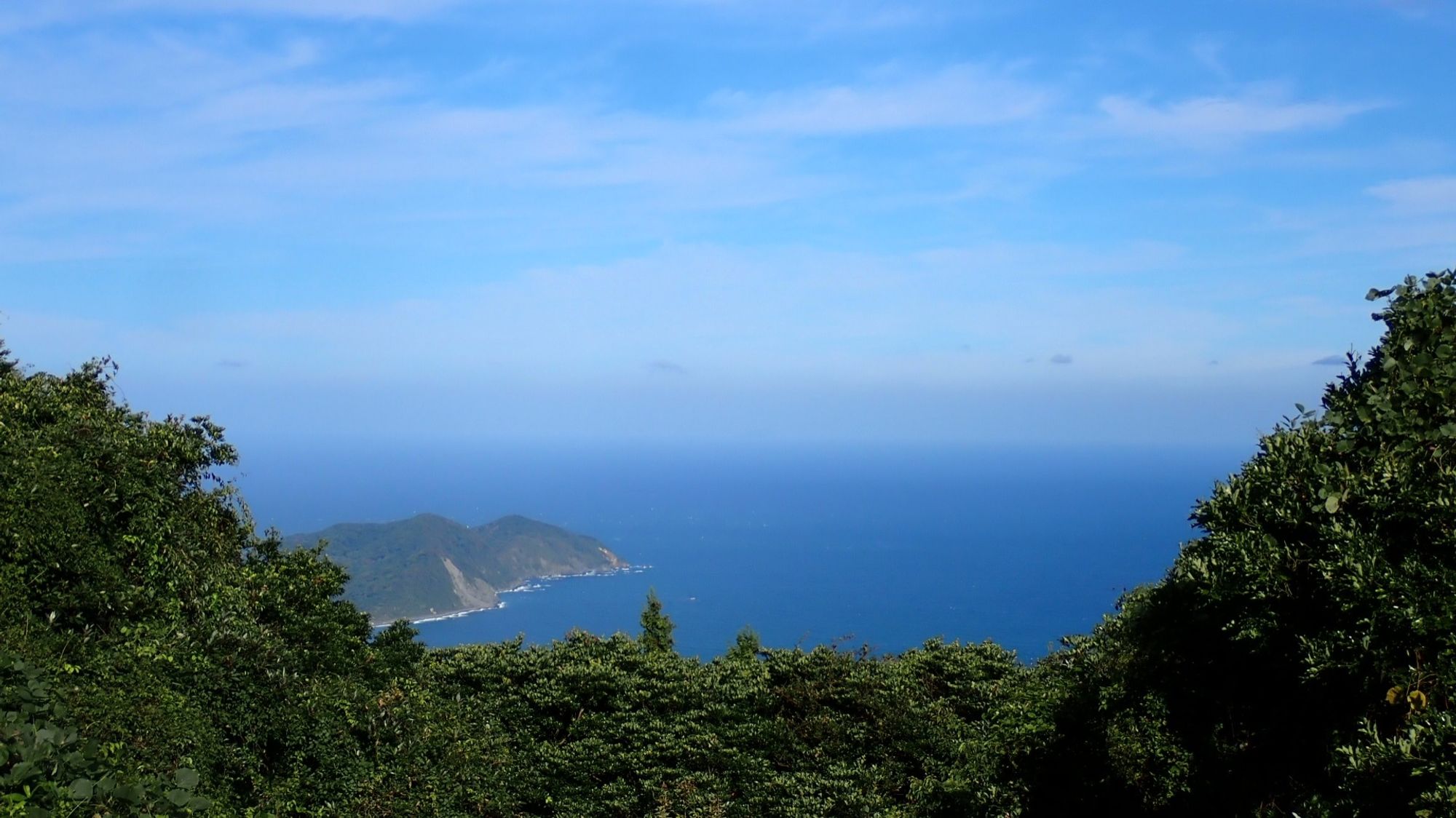 薄っすらと沖ノ島