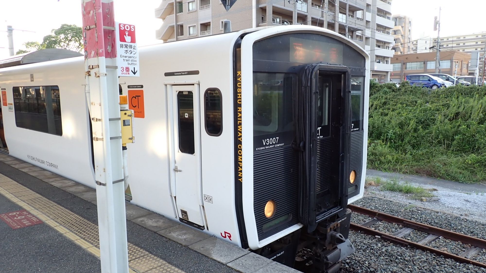 東郷駅を発車する電車