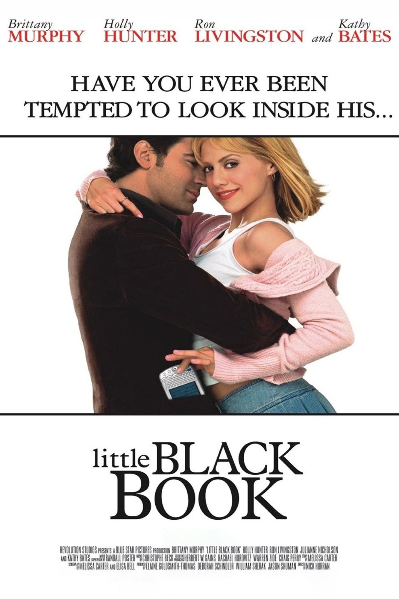 pôster do filme little black book/a agenda secreta do meu namorado. brittany murphy pega o PDA do bolso do blazer de ron livingston com um sorrisinho. a tagline é "você já ficou tentada a olhar..."