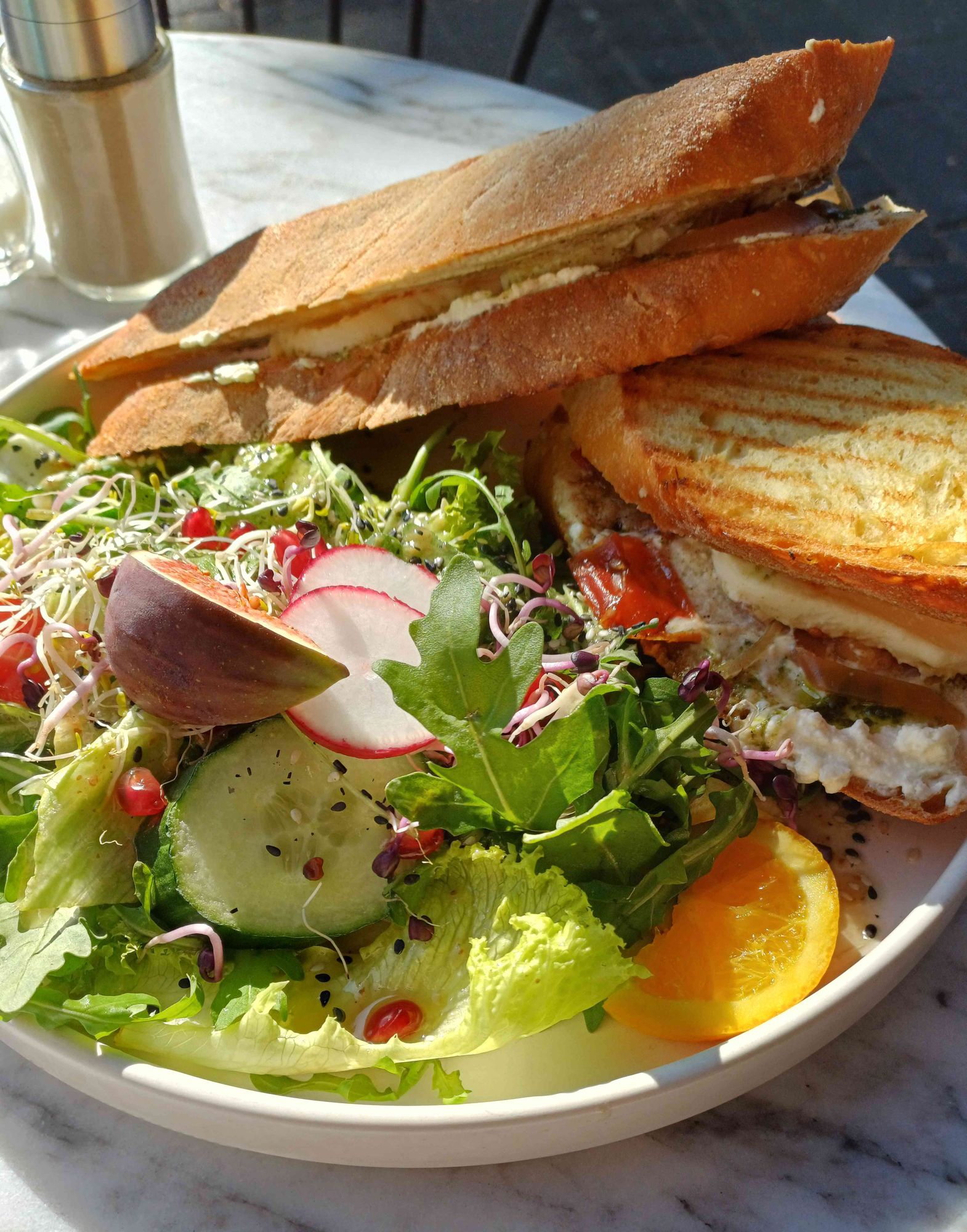 Salat mit Feige Radischen,Gurke,Rucola,Granatapfel und Sesam und 2 dicke vegane Mozzarella Sandwiches mit Tomatenchutney