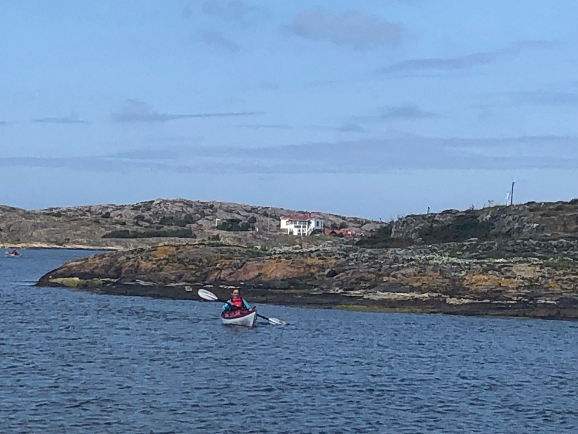 Water en blauwe lucht. Eilandjes. En ik in een kajak, dapper door peddelen.