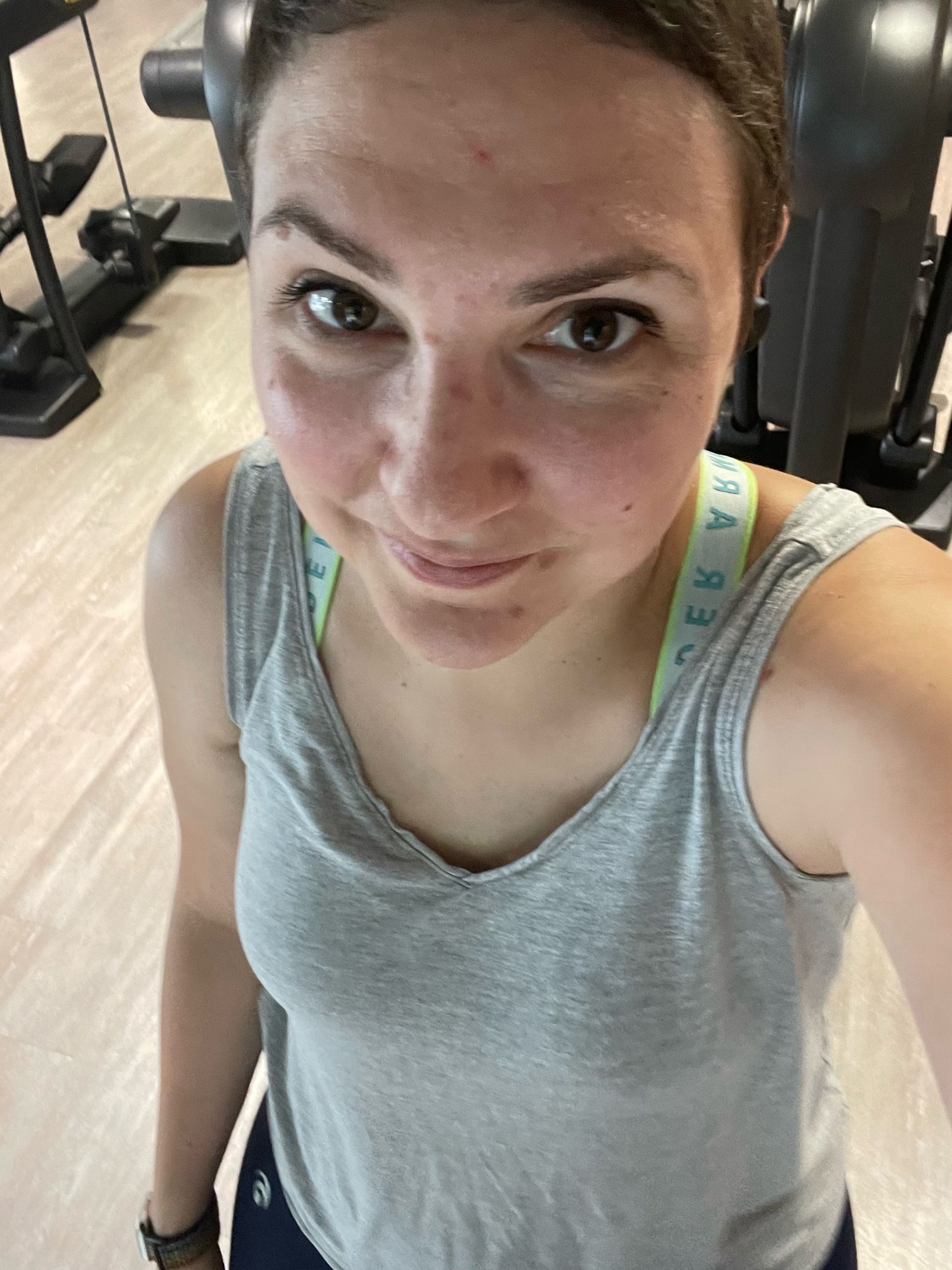 Just another fitness selfie…
Blaue Sportleggings, graues Top, hellgrüne Träger des sport Bh zu sehen. Schön von oben fotografiert, damit ich nicht so dick aussehe. Fehlt eigentlich nur das duck face, hab mich für ein Mona Lisa Lächeln entschieden.