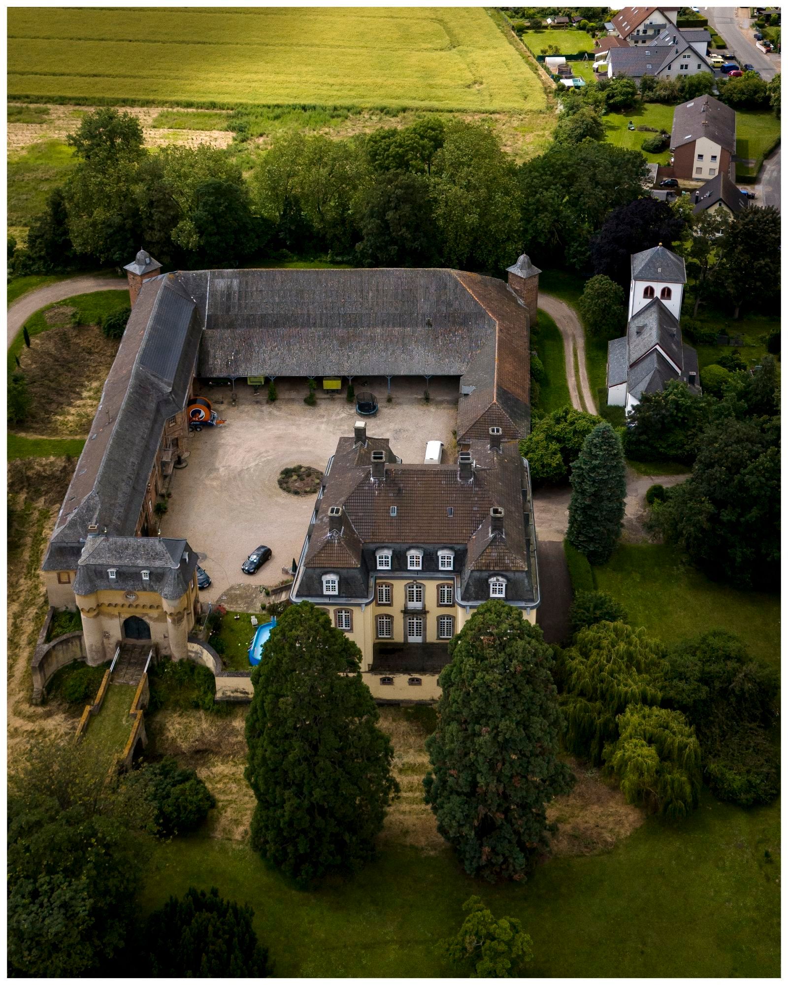 Euskirchen
SUCHEN
Sie sind hier:
Startseite
 
Stadtinfo
 
Tourismus
 
Sehenswertes
 
Burgen
 
Burg Kleinbüllesheim
Anfahrt und Parken
Historie
Öffentliche Toiletten
ÖPNV
Ortsteile
Partnerstädte
Stadtfilm
Stadtplan
Straßennamen
Tourismus
Euskirchen und die Nordeifel
Fahrradfahren in Euskirchen
Naturerlebnis in Euskirchen
Sehenswertes
Burgen
Burg Flamersheim
Burg Großbüllesheim
Hardtburg
Burg Kessenich
Burg Kleinbüllesheim
Obere Burg Kuchenheim
Untere Burg Kuchenheim
Burg Niederkastenholz
Burg Ringsheim
Burg Schweinheim
Burg Veynau
Kleeburg Weidesheim
Kirchen und Kapellen
Thermen & Badewelt Euskirchen
Tourist-Information
Wandern in Euskirchen
Versorgungsunternehmen
Zahlen und Fakten
z.eu.s e.V.
ein Glockenturm vor einem Haus - Himmel, Pflanze, Gebäude, Fenster, Baum, Gras, Fassade, Befestigung, Dach, mittelalterliche Architektur
Burg Kleinbüllesheim
Die Große Burg Kleinbüllesheim liegt nahe der romanischen Pfarrkirche Sankt Peter und Paul, östlich des Erftmühlenbaches.