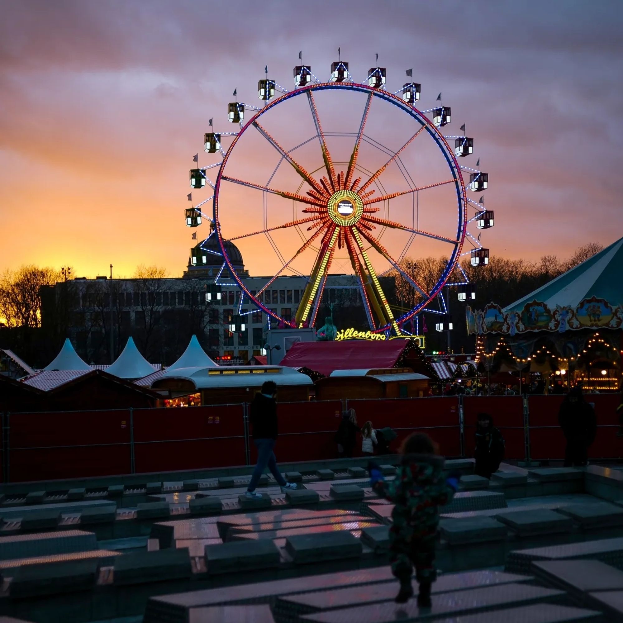 Berlin, Platz vor dem Roten Rathaus im Sonnenuntergang, Weihnachtsmarkt, Riesenrad, tanzendes Kind