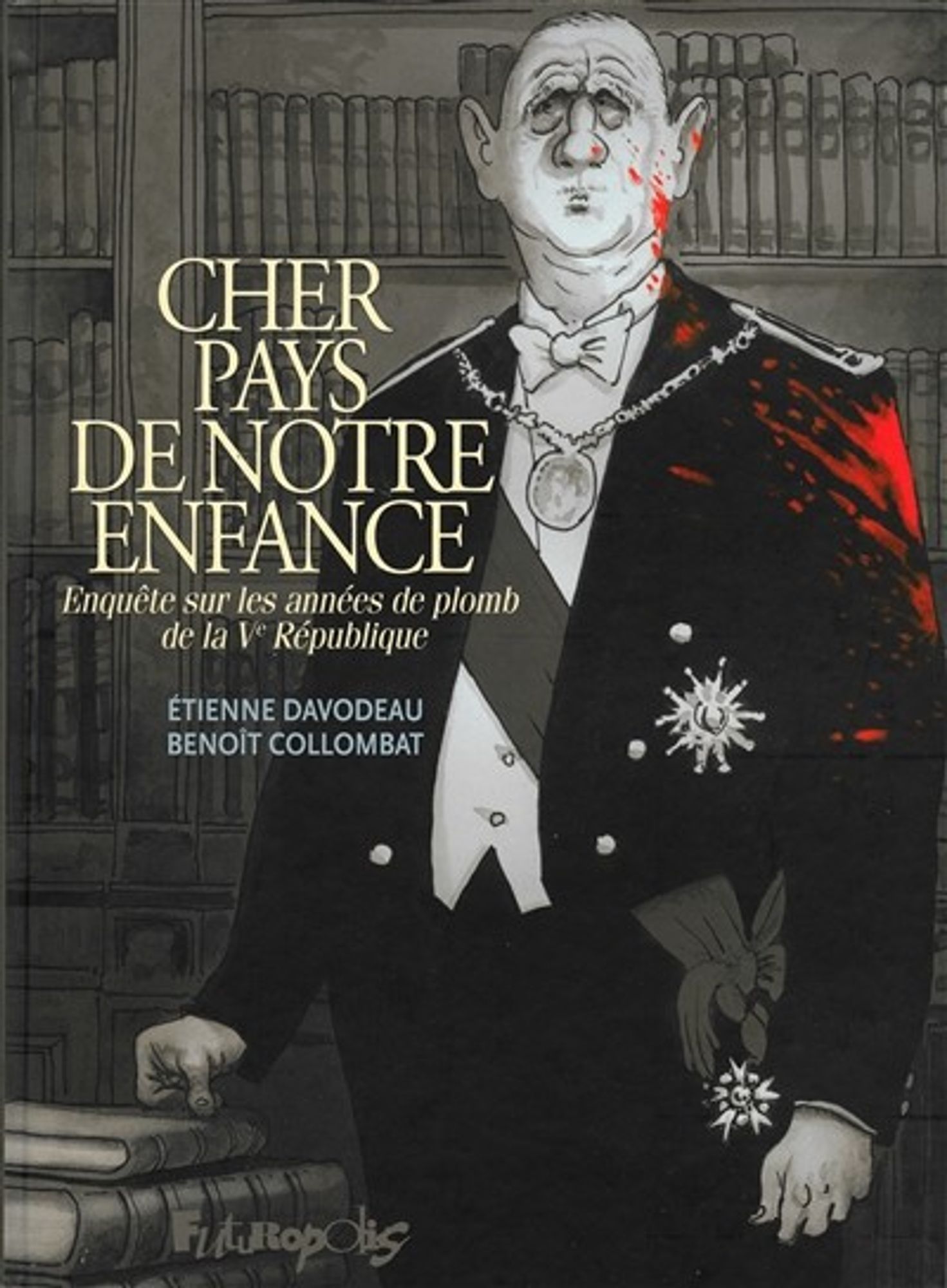 Couverture de la bande dessinée Cher pays de notre enfance : enquête sur les années de plomb de la Ve République, représentant un dessin du Général De Gaule dont le costume est éclaboussé de sang