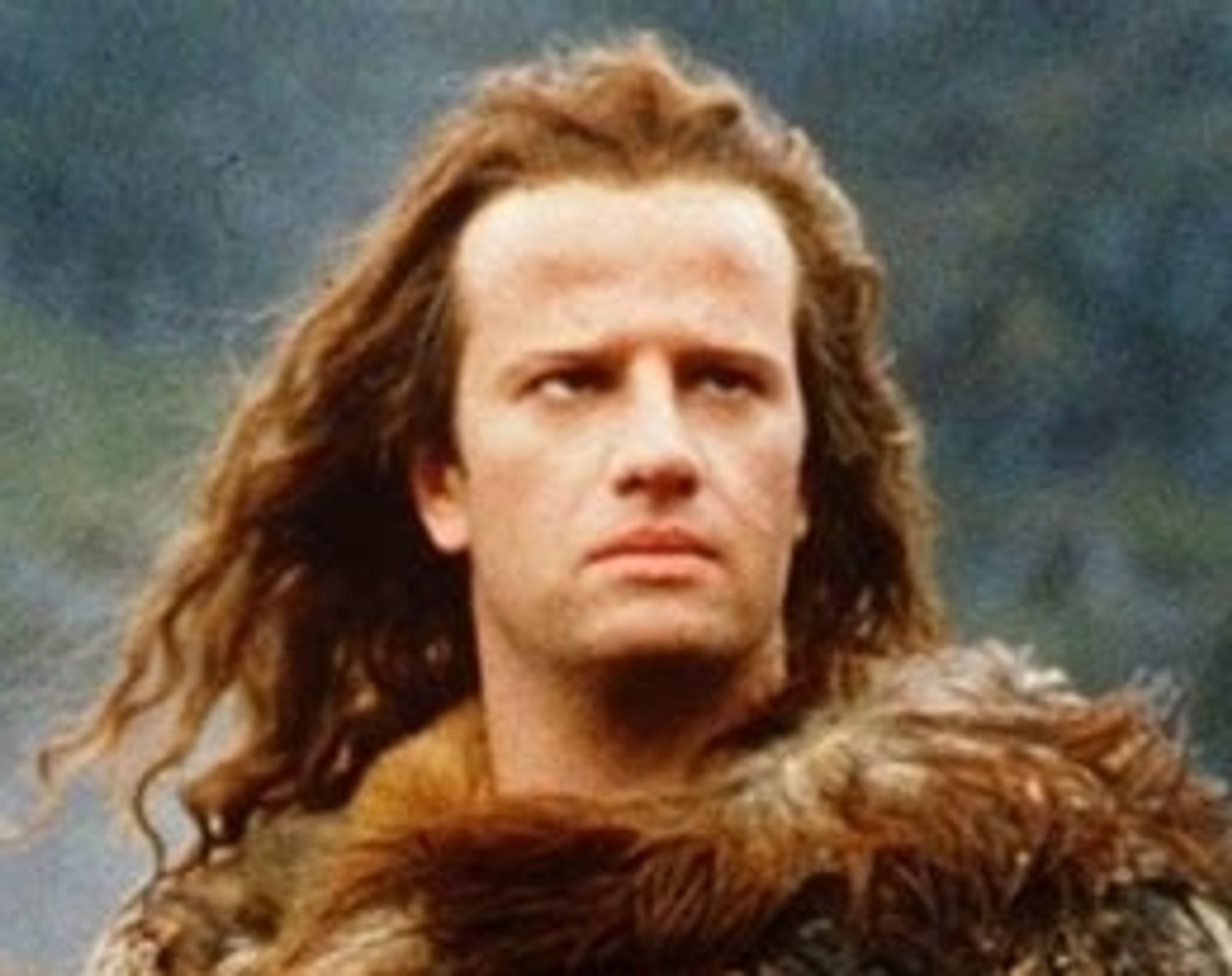 Christopher Lambert mit langen Haaren und Fell-Outfit als Highlander, schaut verträumt in die Ferne