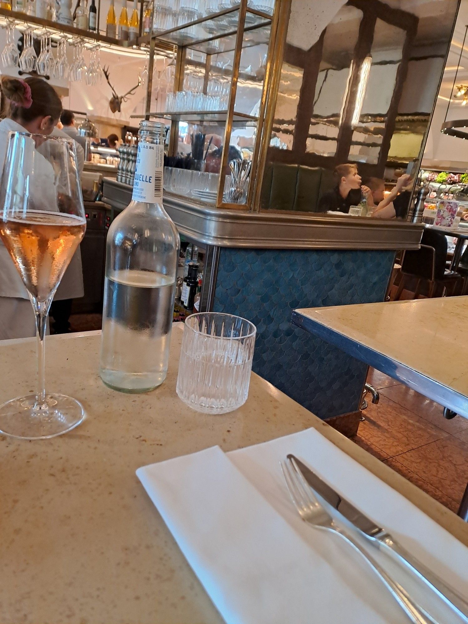 Bild vonChampagnerglas und Wasser im Bar u. Grill im Dallmayr