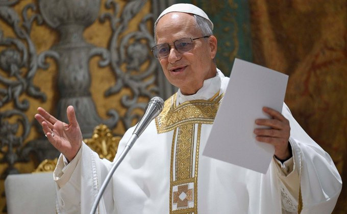 Pope giving sermon 
