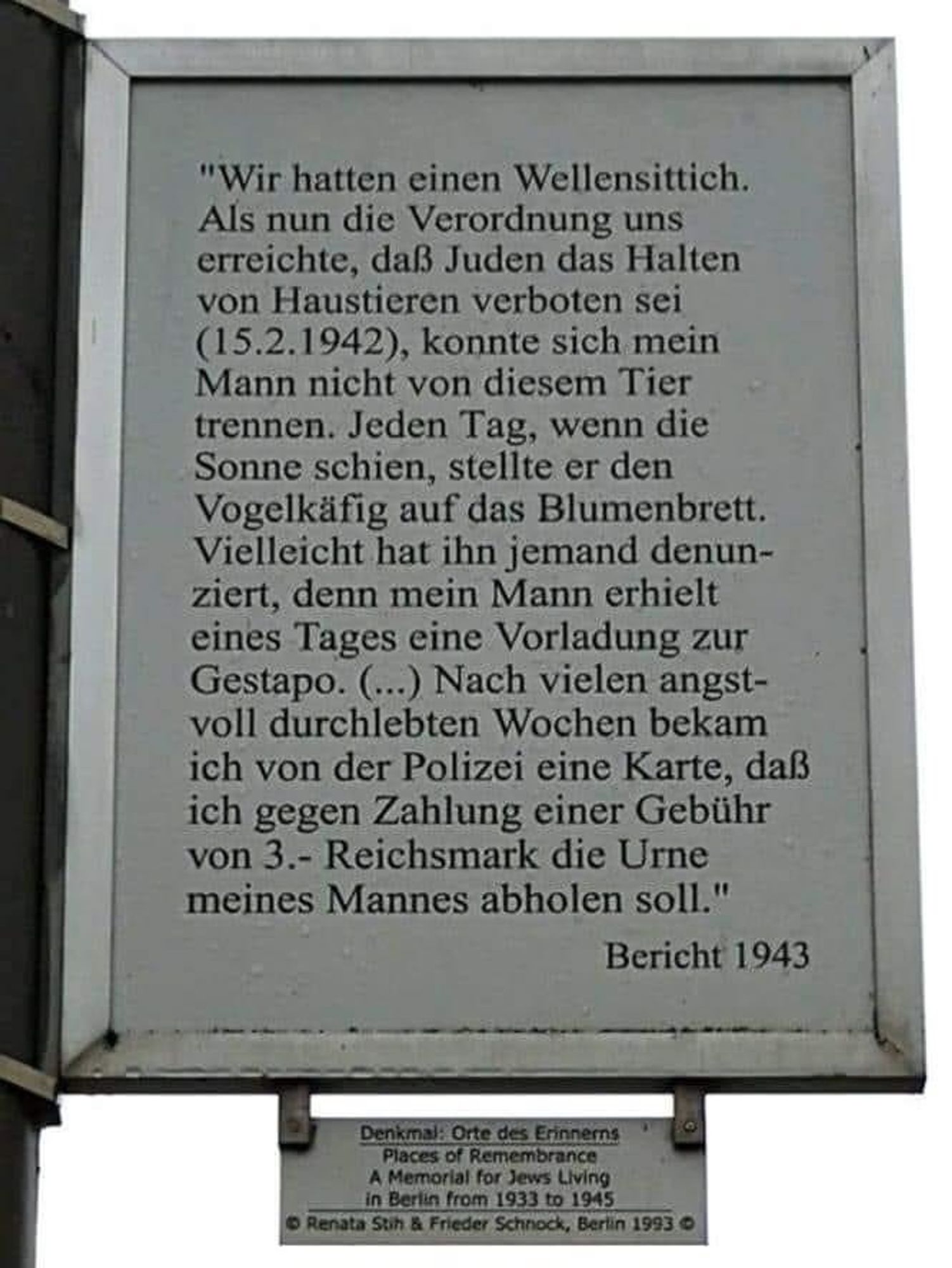 Bild mit Bericht über einen Juden aus dem Jahre  1943, der seinen Wellensittich bei Sonnenschein auf ein Blumenbrett stellte. Eines Tages erhielt er eine Vorladung von der Gestapo. Wochen später bekam seine Frau eine Karte, dass sie gegen Gebühr die Urne ihres Mannes abholen soll.