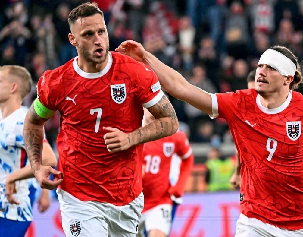 marko arnautović feiert ein tor für österreich