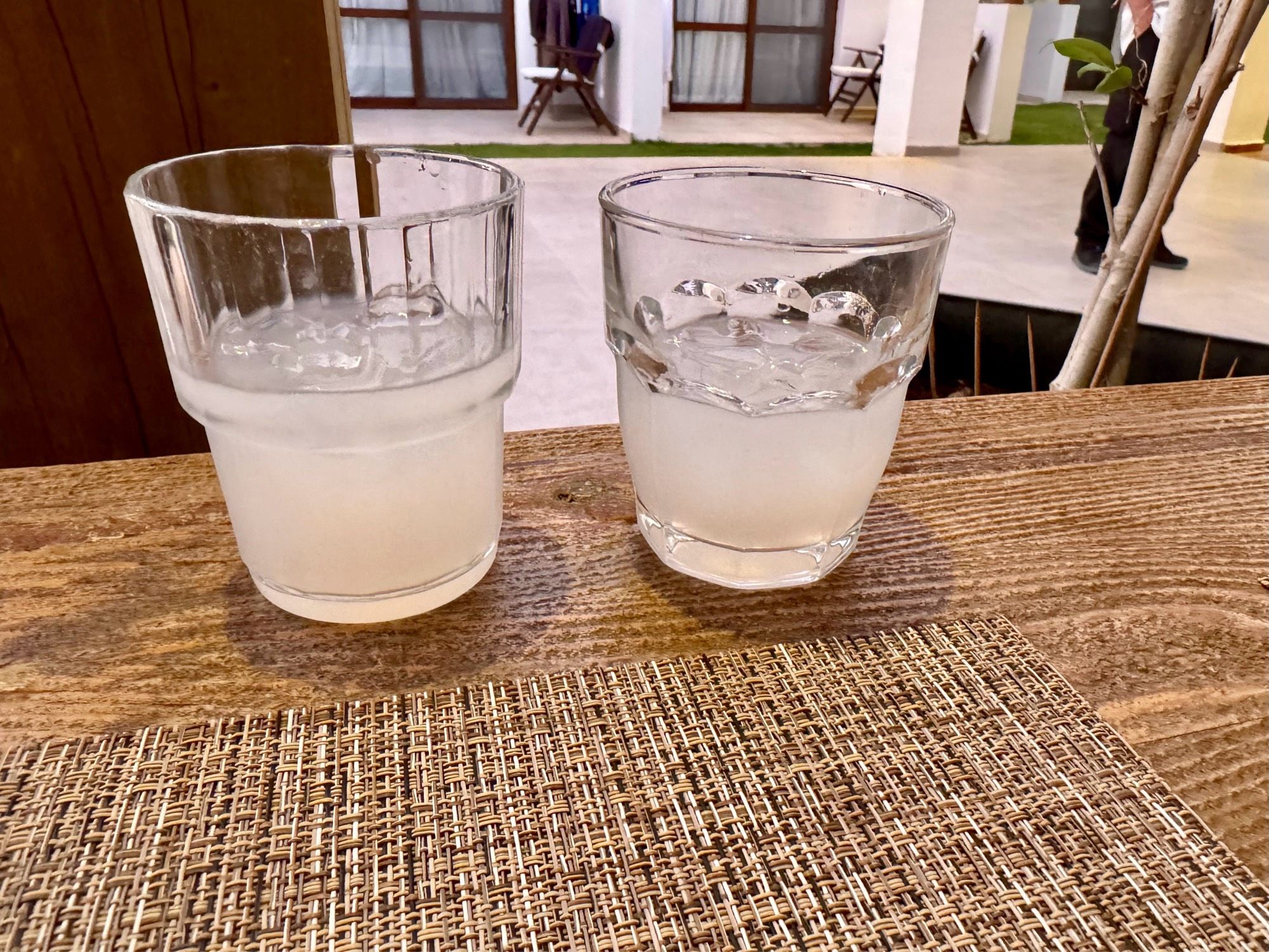 Zwei Gläser Ouzo mit Eis.