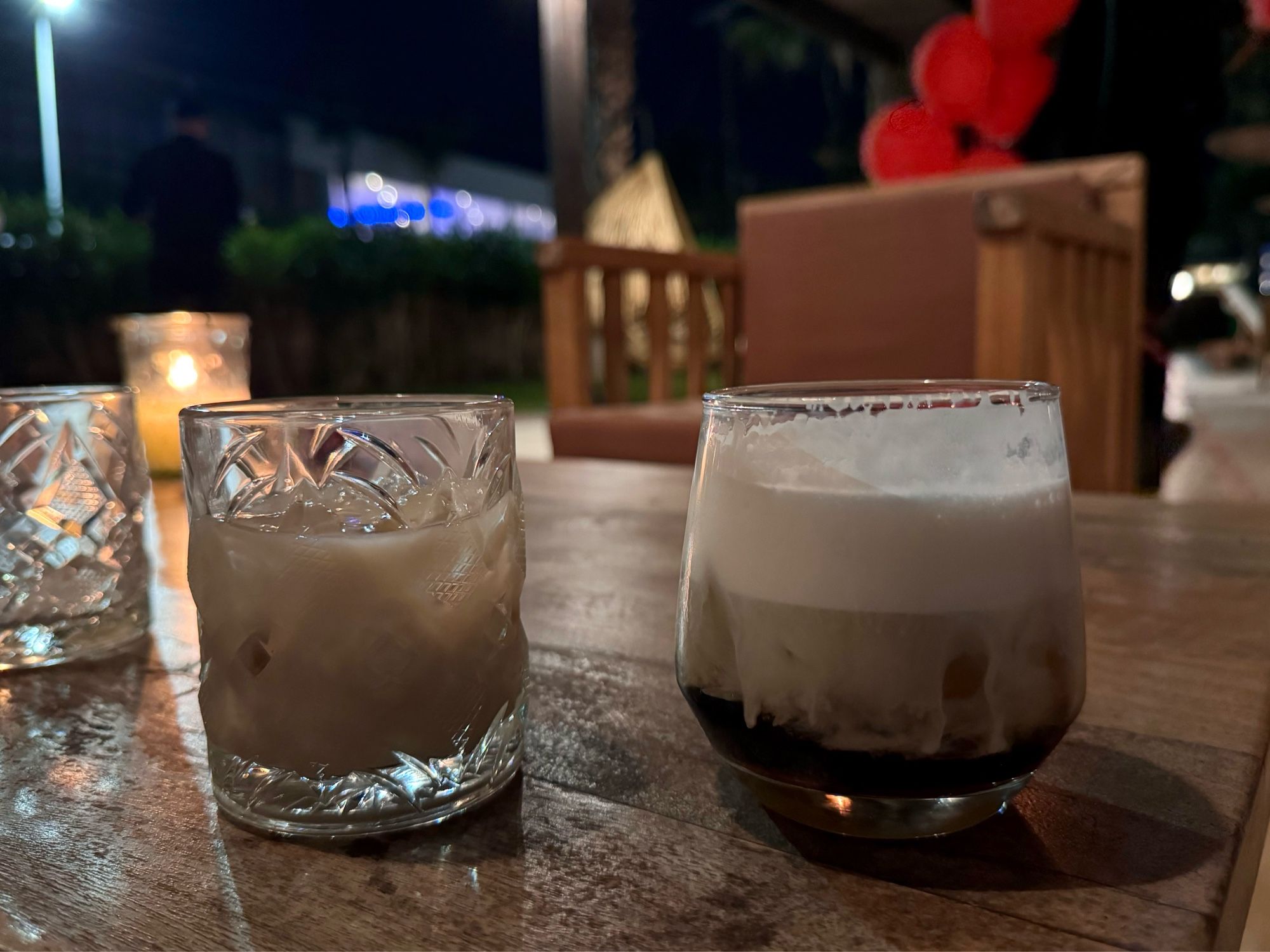 Gläser mit White Russian und Baileys auf Holztisch.