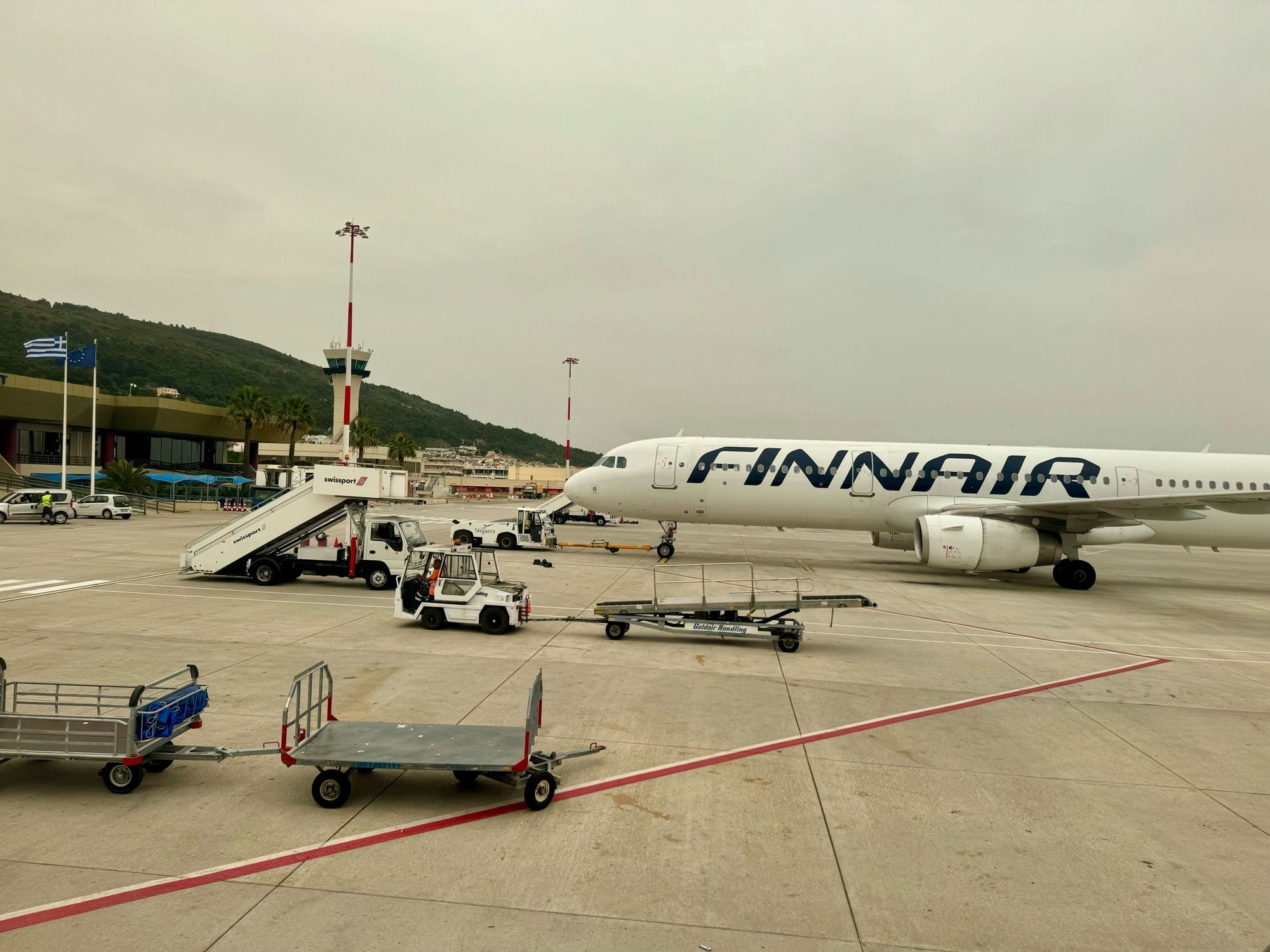 Blick aus Flugzeugfenster am Flughafen Rhodos.