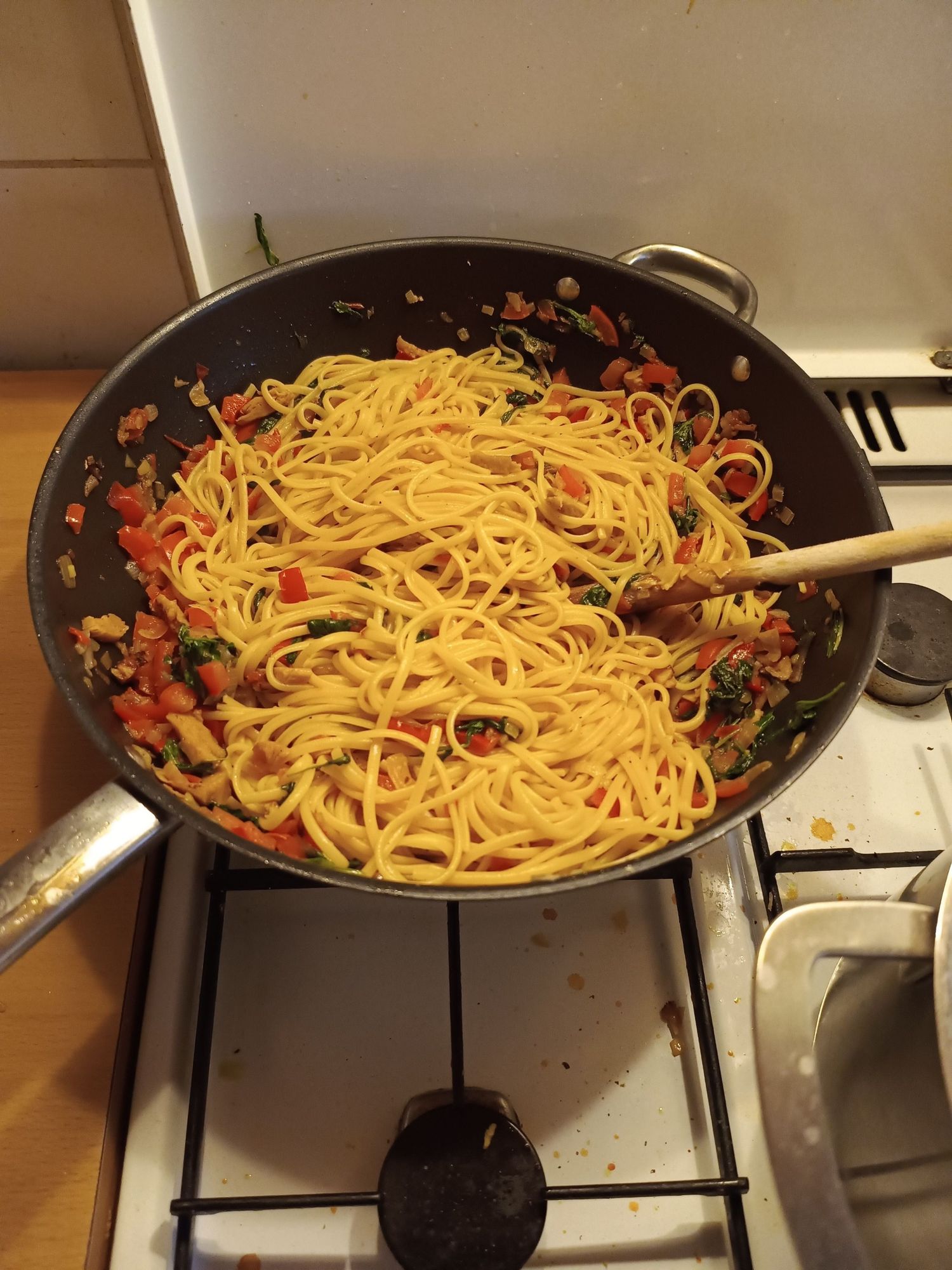 Eine Pfanne mit Zitronen-Rucola-Linguine und Paprika