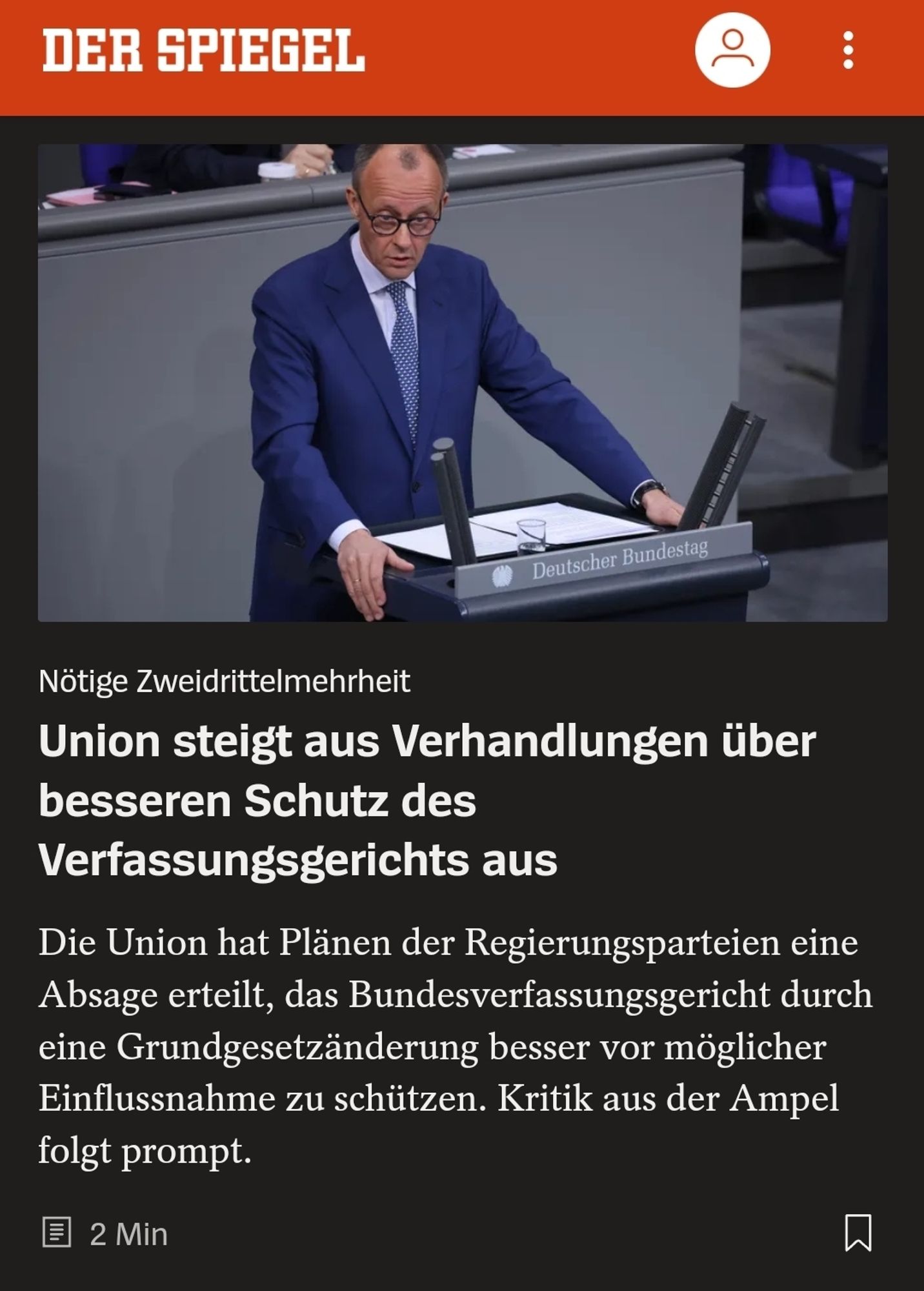 Foto: Friedrich Merz im Bundestag am Rednerpult 


Text:
Der Spiegel 

Nötige Zwei­drit­tel­mehr­heit
Union steigt aus Verhandlungen über besseren Schutz des Verfassungsgerichts aus
Die Union hat Plänen der Regierungsparteien eine Absage erteilt, das Bundesverfassungsgericht durch eine Grundgesetzänderung besser vor möglicher Einflussnahme zu schützen. Kritik aus der Ampel folgt prompt.