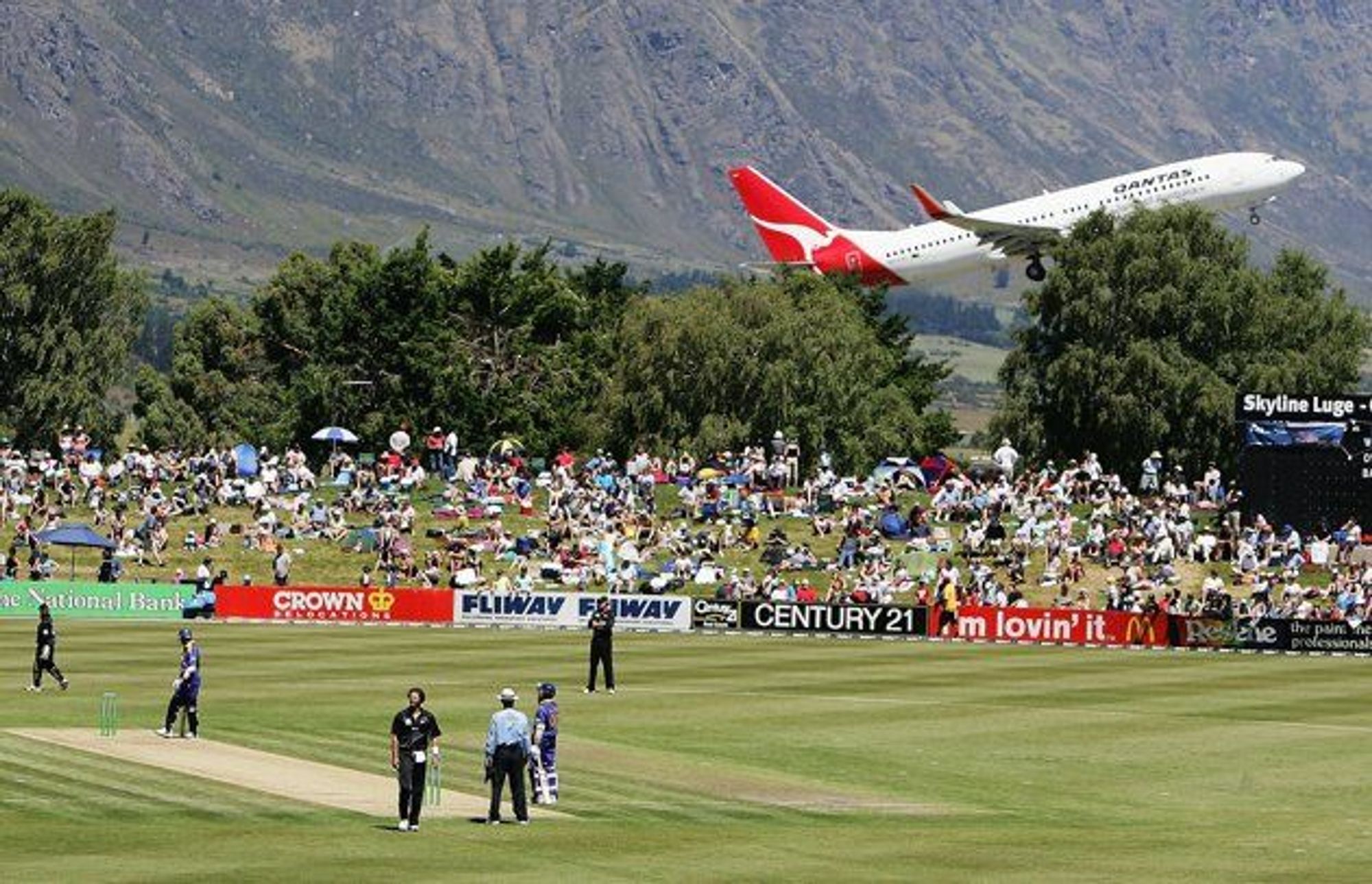 A Qantas jet takes off behind the ground at Queenstown in Otago during a match between New Zealand and Sri Lanka, December 31st 2005 (Phil Walters)