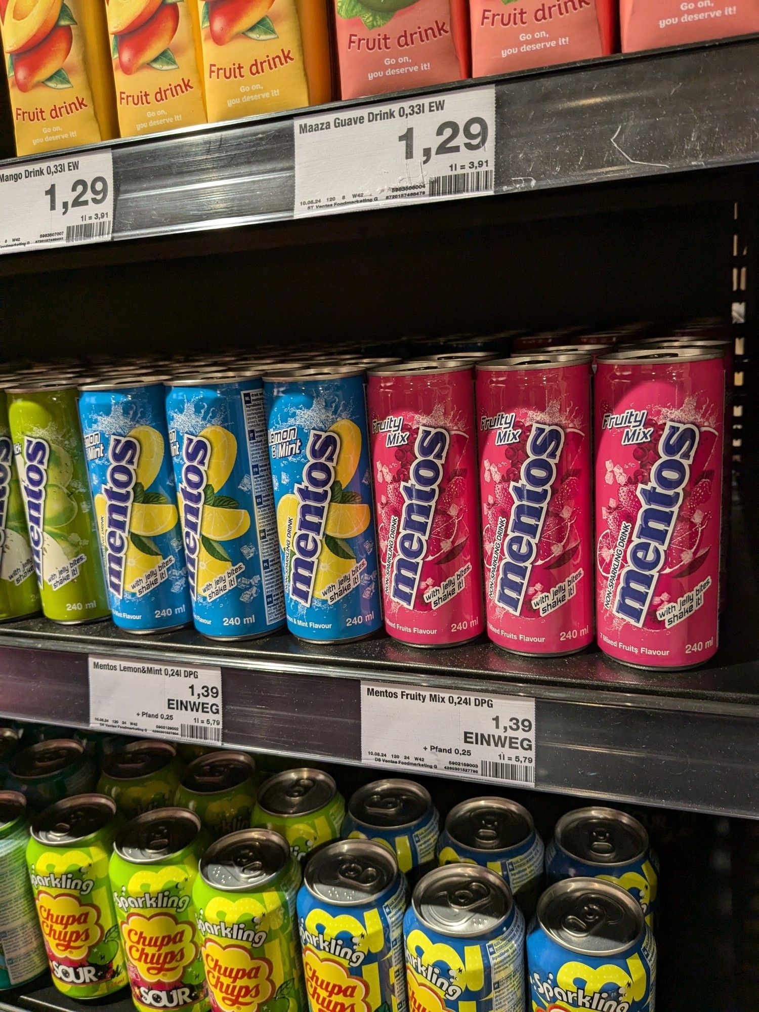 Edeka-Regal mit Mentos-Getränk in Dosen