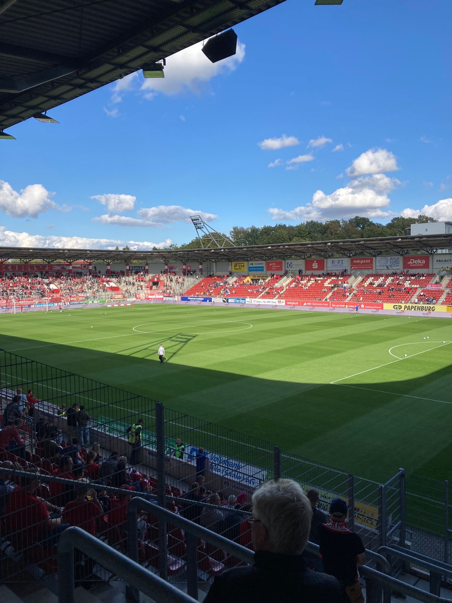 Blick von der Kurve in das noch leere Stadion.