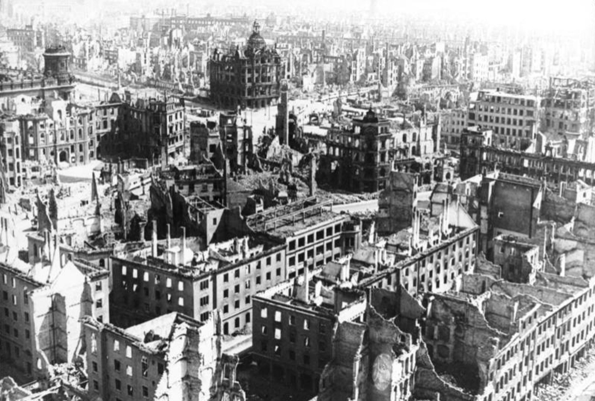 Ein schwarz-weißes Foto des zerstörten Dresden 1945. Aus der Luft aufgenommen.
Man sieht Häuserruinen, ohne Dach und Fenster.

Bildquelle: Bundesarchiv