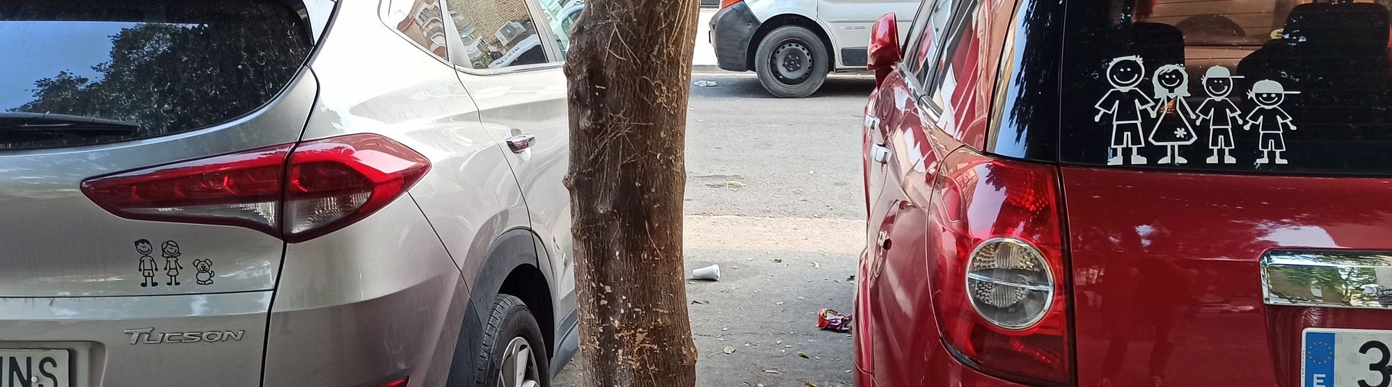 Pegatinas en dos coches: pareja con perro / pareja con hijos.