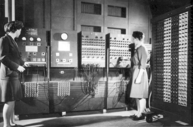 Betty Jenning (à gauche) et Frances Bilas (à droite), programmant l’ENIAC