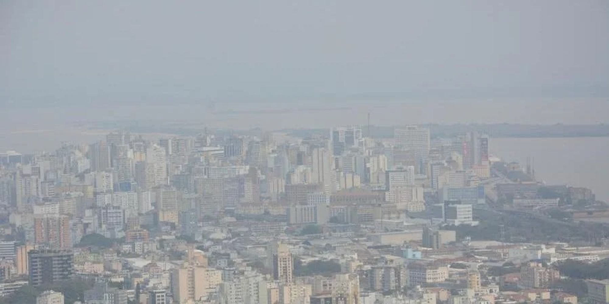 Imagem de Porto Alegre (RS) mostrando uma pluma de fuligem, oriunda das queimadas no país, pairando sob o céu da cidade.