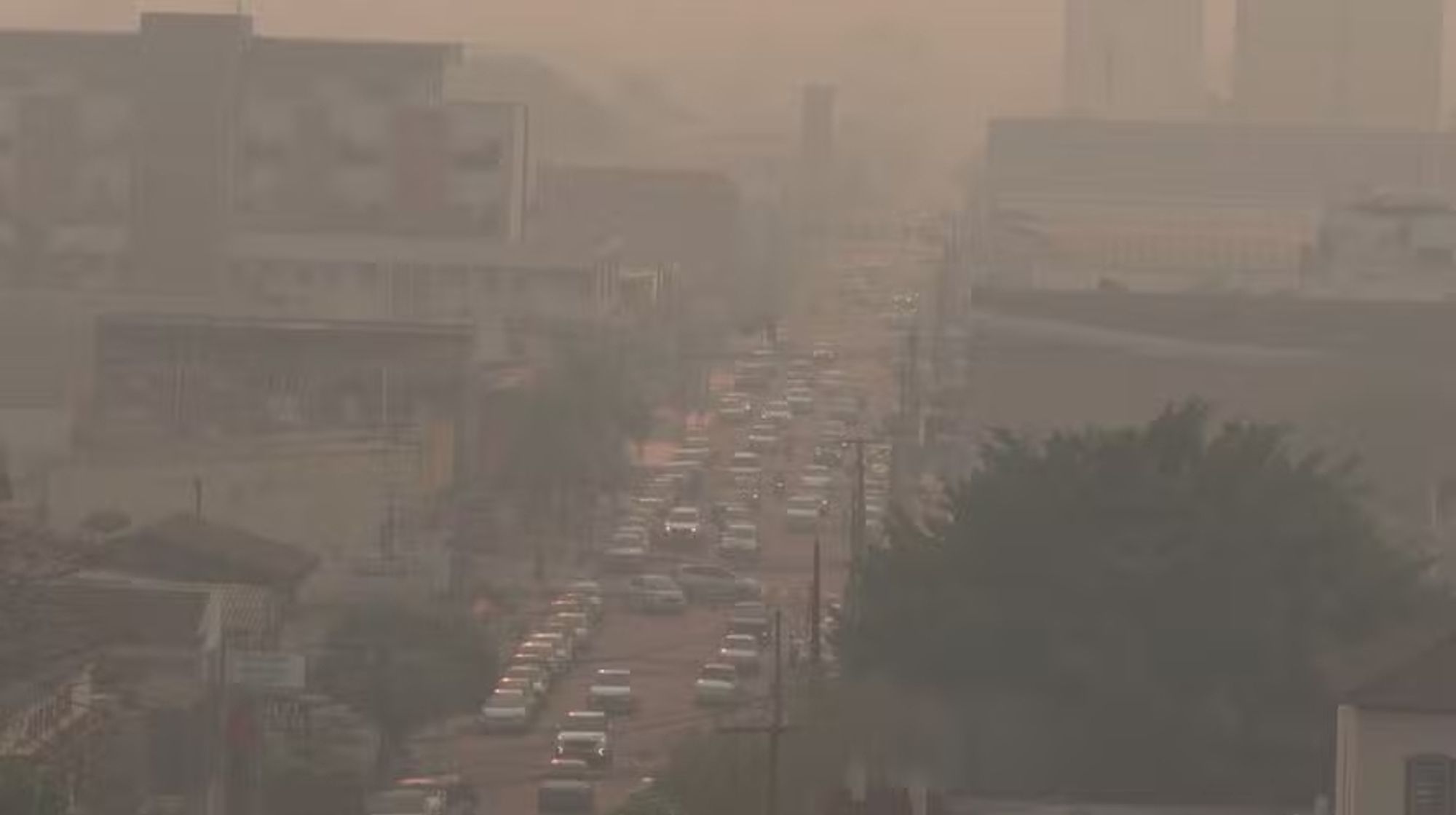 Encoberta por fumaça, Porto Velho segue com a pior qualidade do ar do país — Foto: Tiago Frota/Rede Amazônica. Fonte: O Globo https://oglobo.globo.com/brasil/noticia/2024/09/07/fumaca-de-queimadas-da-amazonia-e-pantanal-atinge-estados-do-sul-e-do-sudeste-neste-sabado-cenario-de-guerra-diz-especialista.ghtml