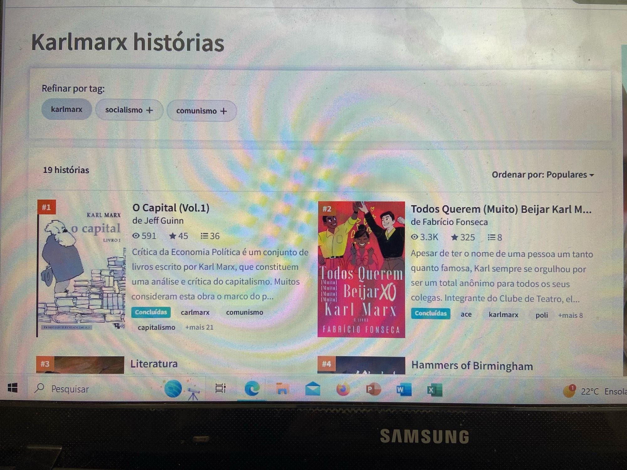 Foto do ranking de leituras do Wattpad na tag “KarlMarx” em que o livro “O Capital” está em primeiro e o livro “Todos Querem (Muito) Beijar Karl Marx” está em segundo.