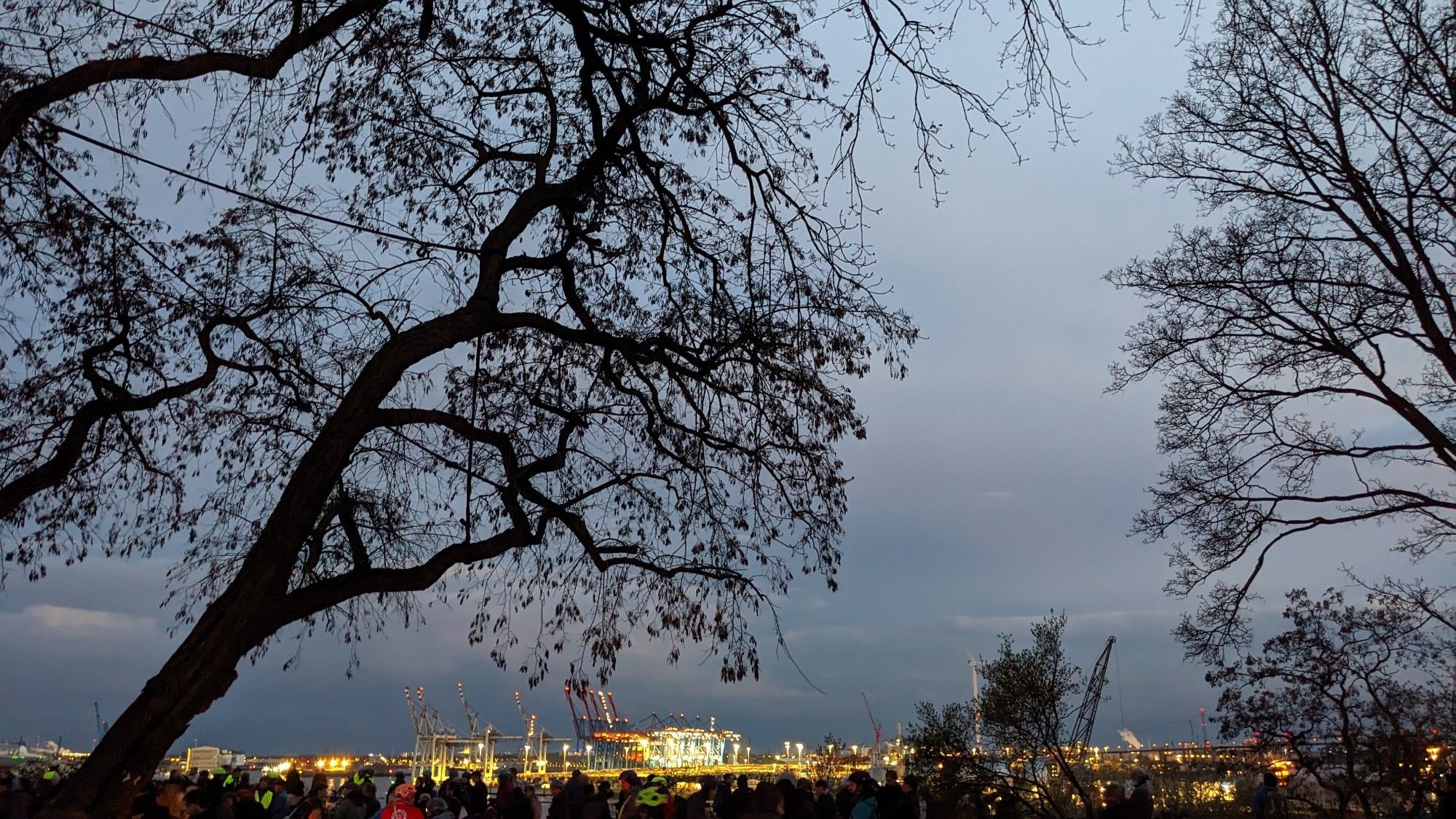 Foto vom Startpunkt der Critical Mass Hamburg am Altonaer Balkon mit Blick Richtung Containerterminals