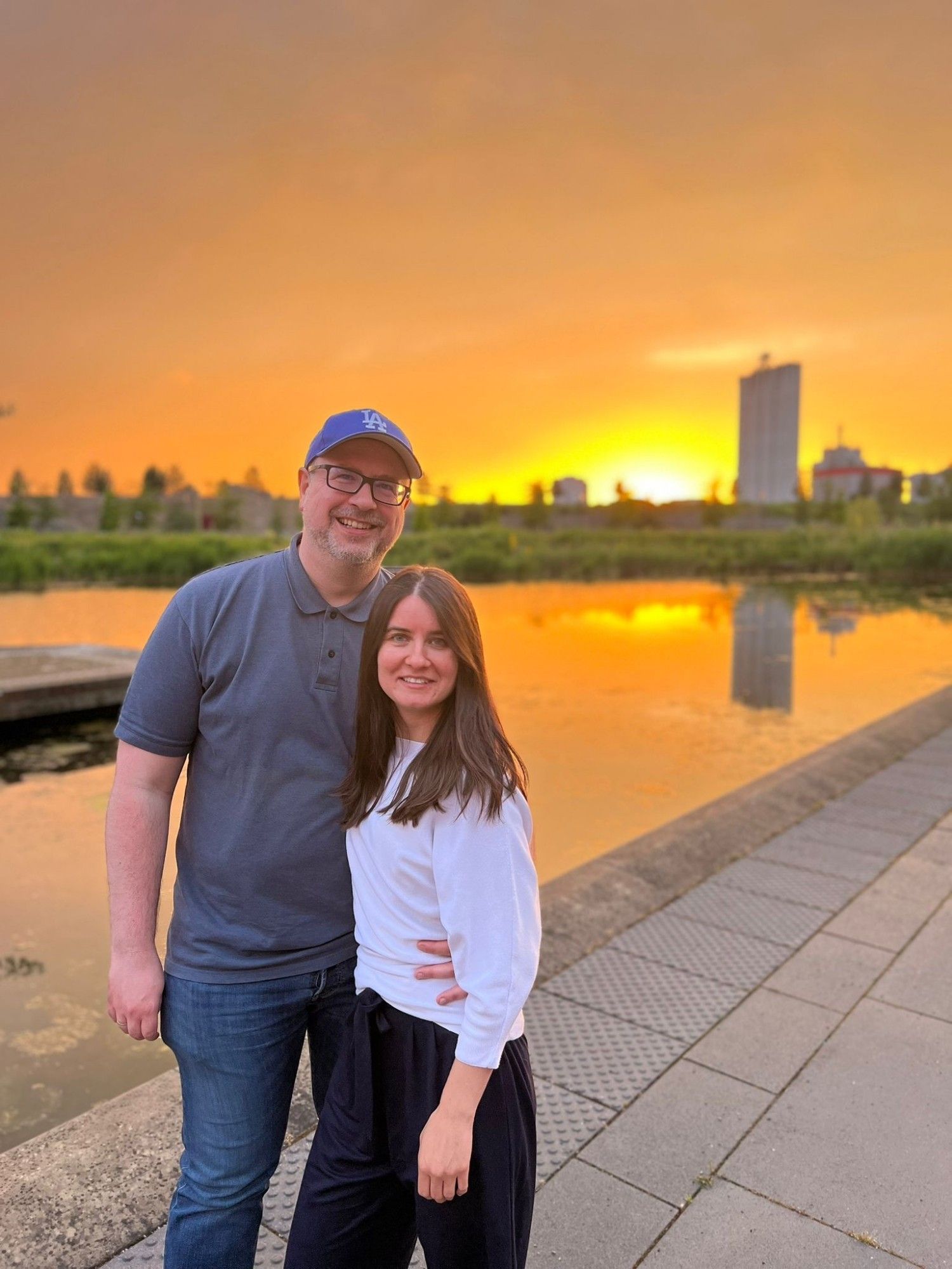 Meine Frau und Ich an einem kleinen See in Heilbronn. Im Hintergrund der Sonnenuntergang