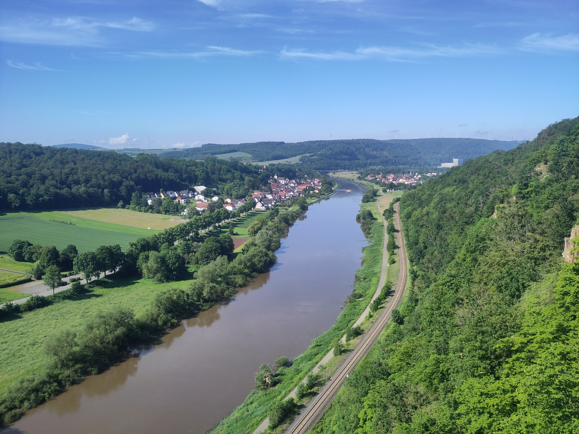 Ein Fluss von oben fotografiert